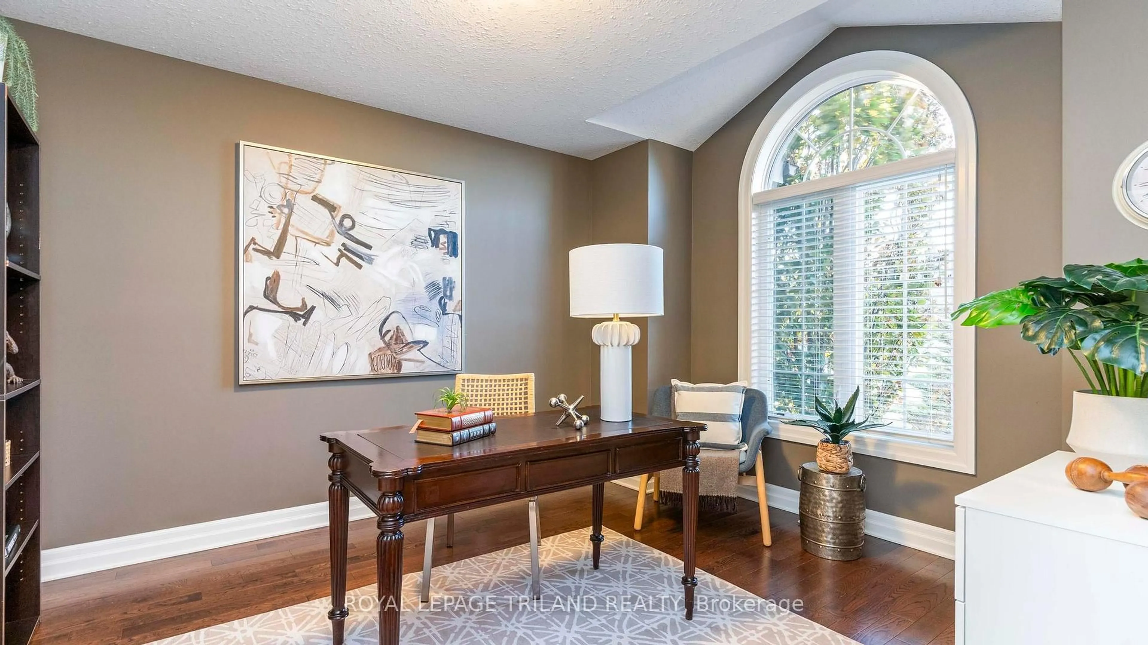 Indoor entryway for 693 Newman Dr, Strathroy-Caradoc Ontario N0L 1W0