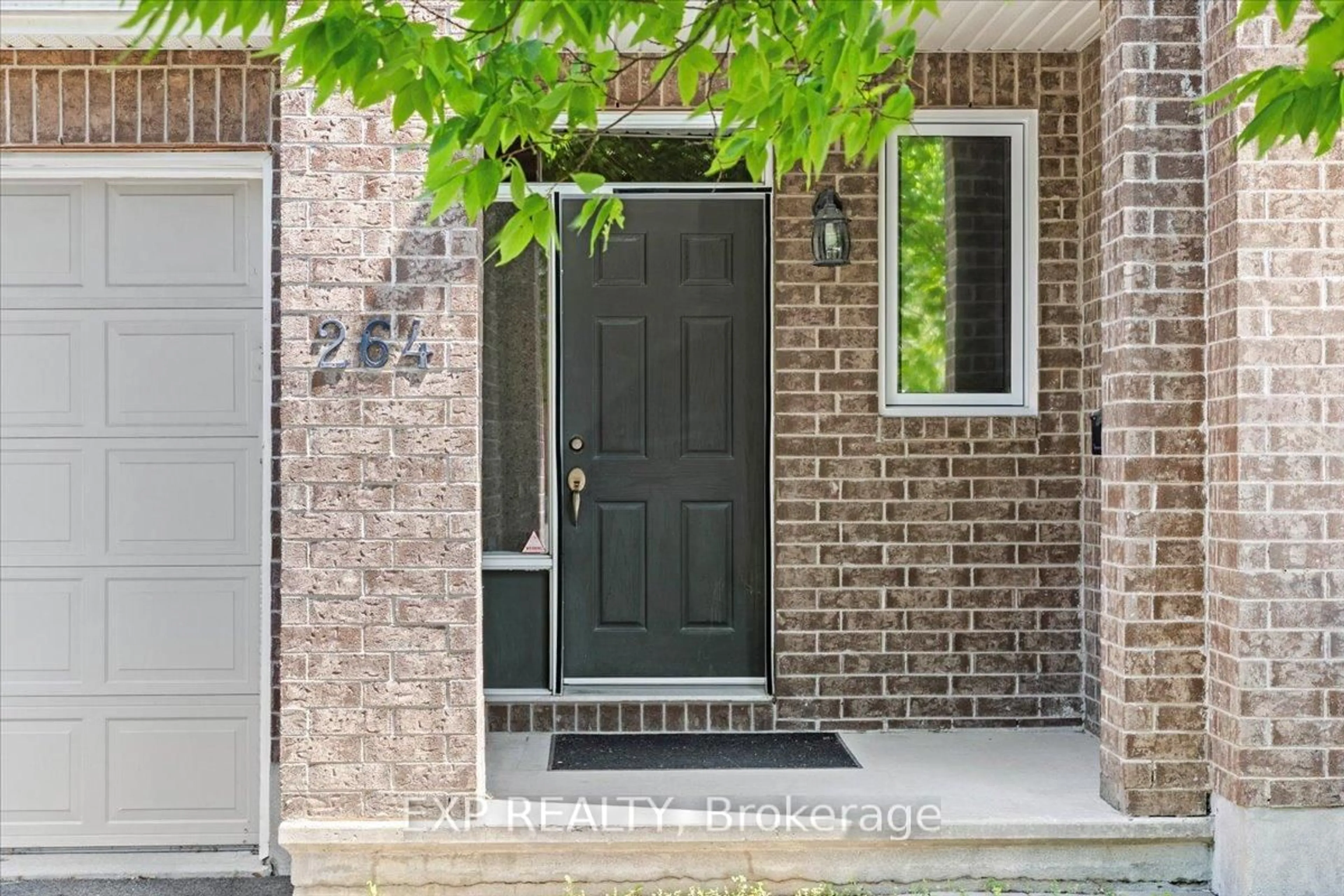 Indoor entryway for 264 Bradwell Way, Ottawa Ontario K1T 4J2