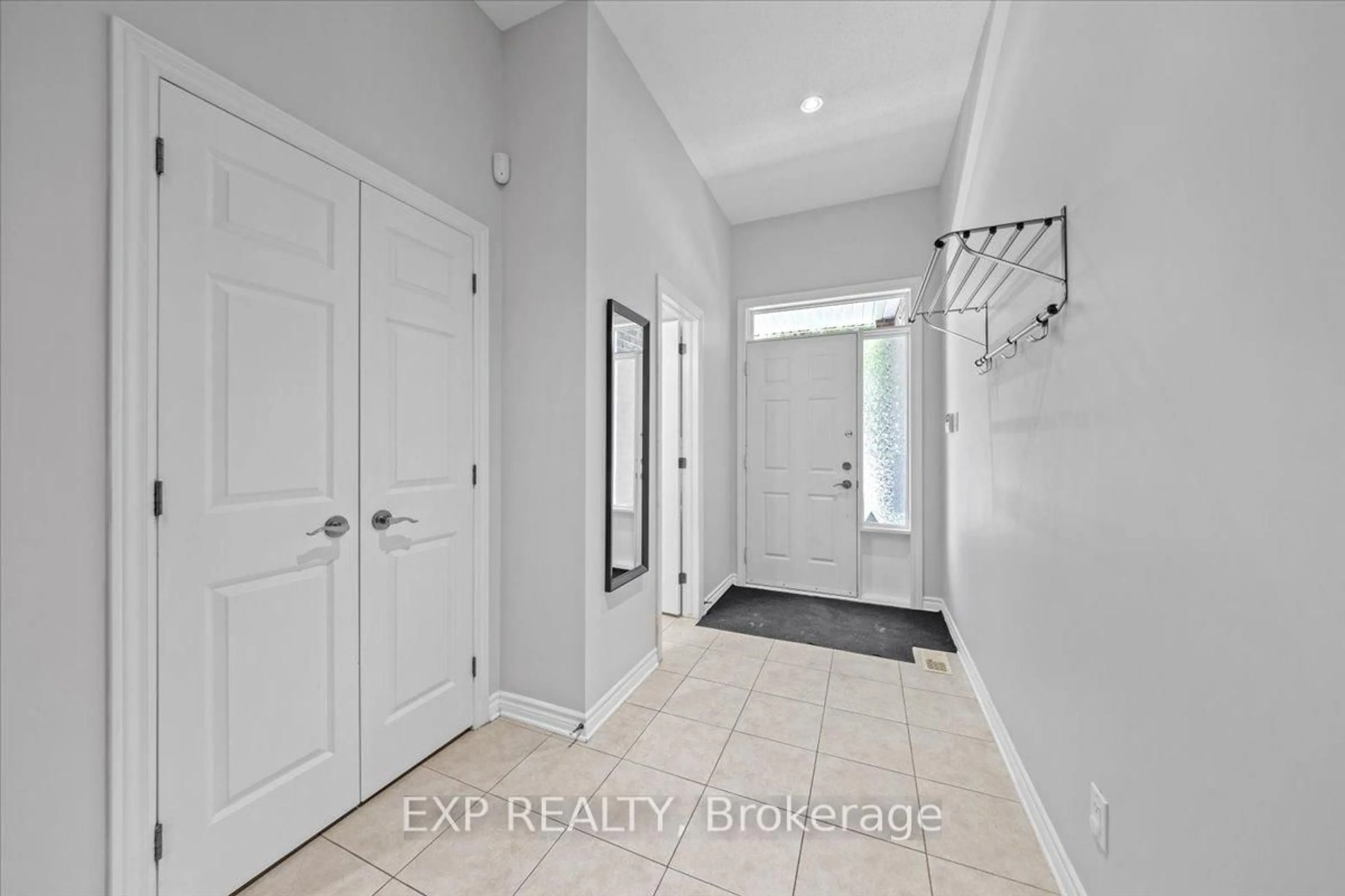 Indoor entryway for 264 Bradwell Way, Ottawa Ontario K1T 4J2