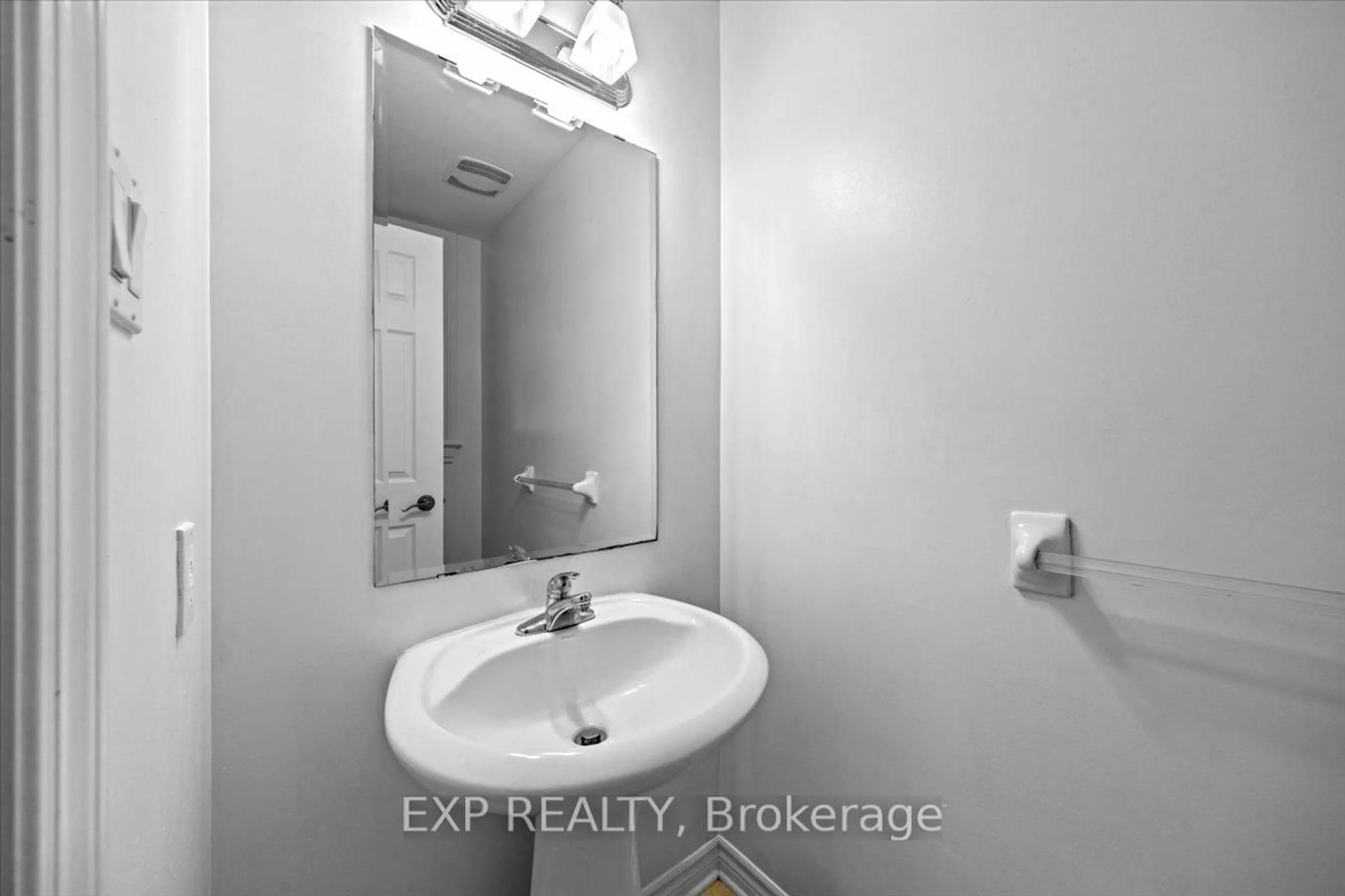 Standard bathroom, ceramic/tile floor for 264 Bradwell Way, Ottawa Ontario K1T 4J2