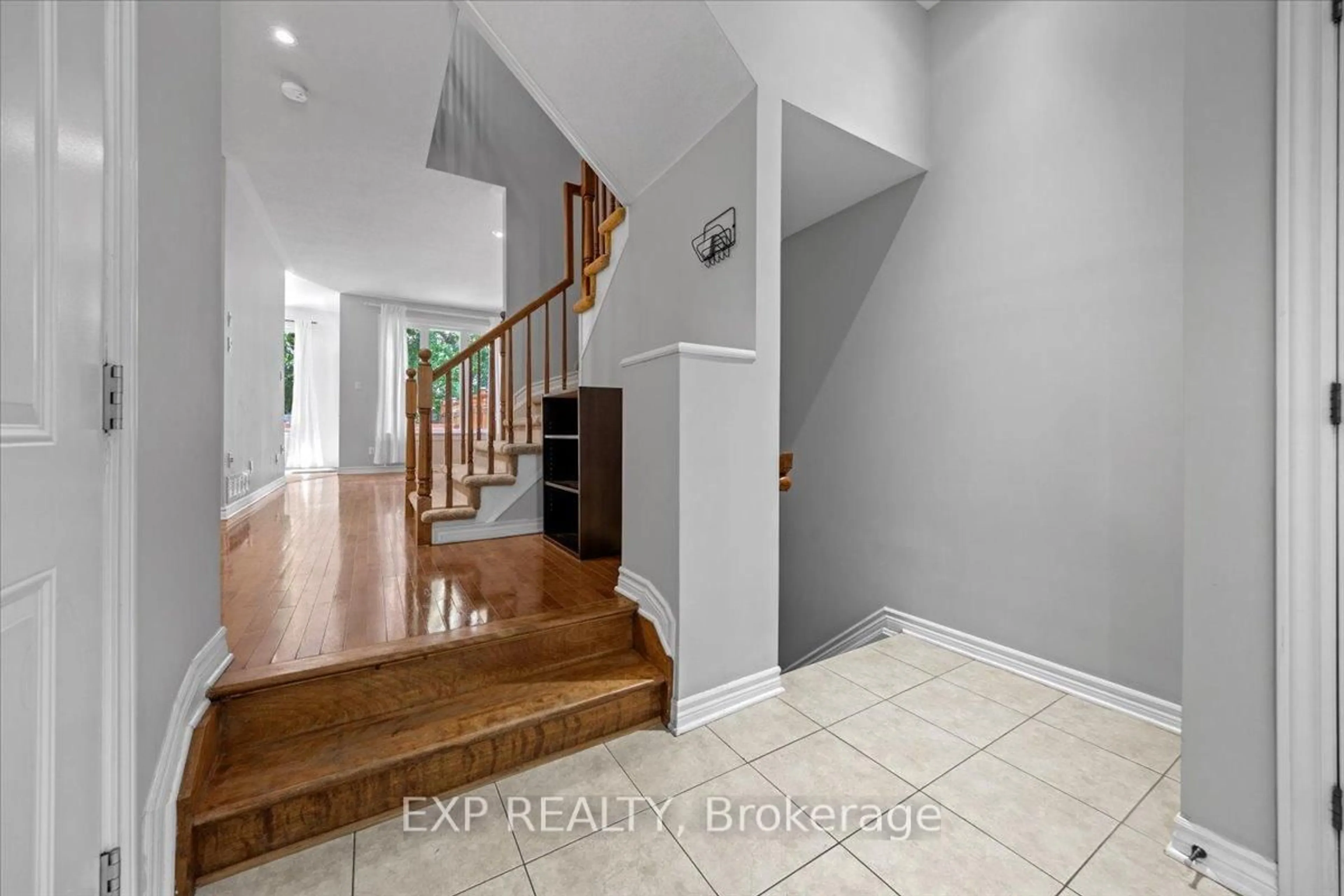 Indoor entryway for 264 Bradwell Way, Ottawa Ontario K1T 4J2