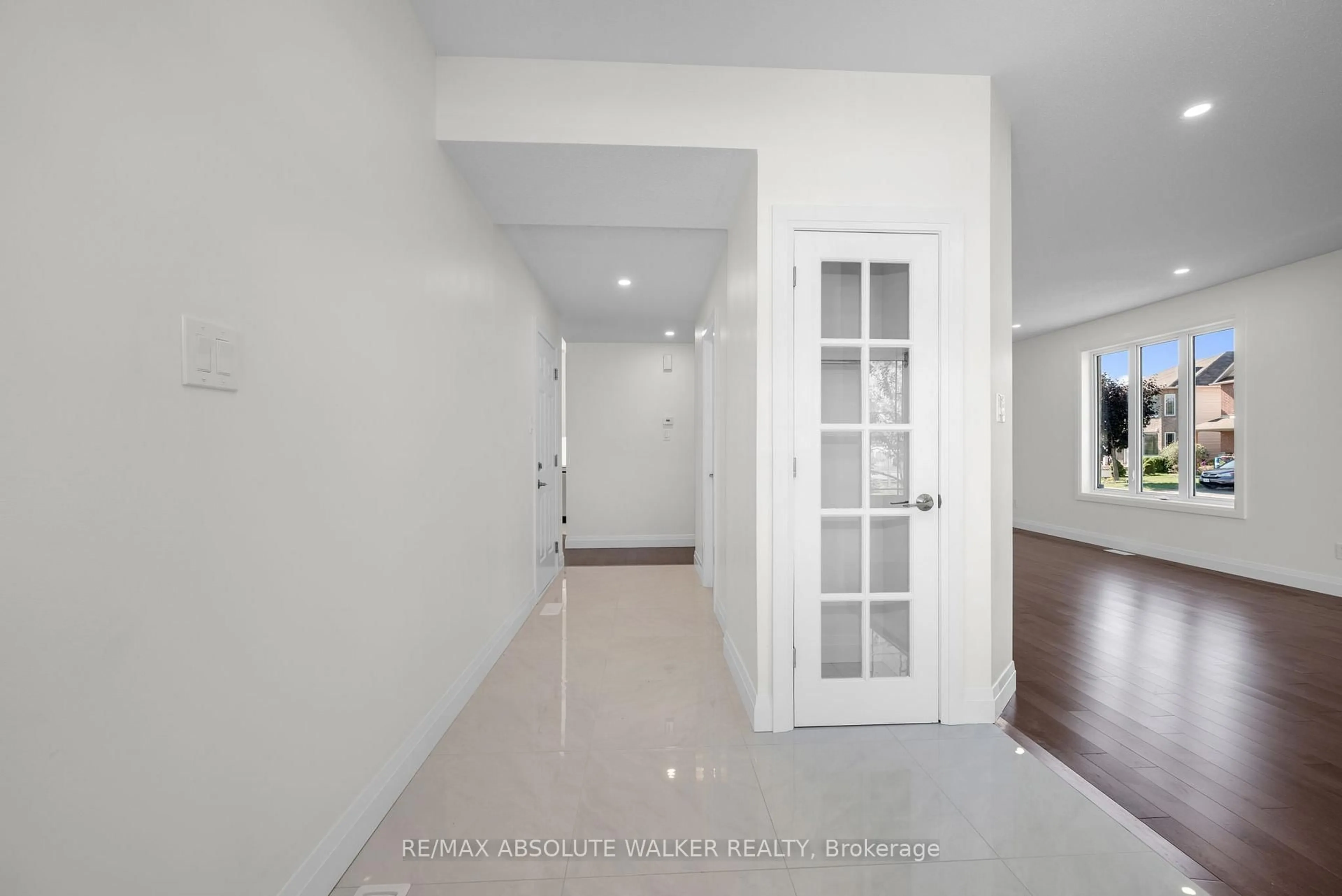 Indoor foyer for 424 Nittany Cres, Ottawa Ontario K2J 5P1