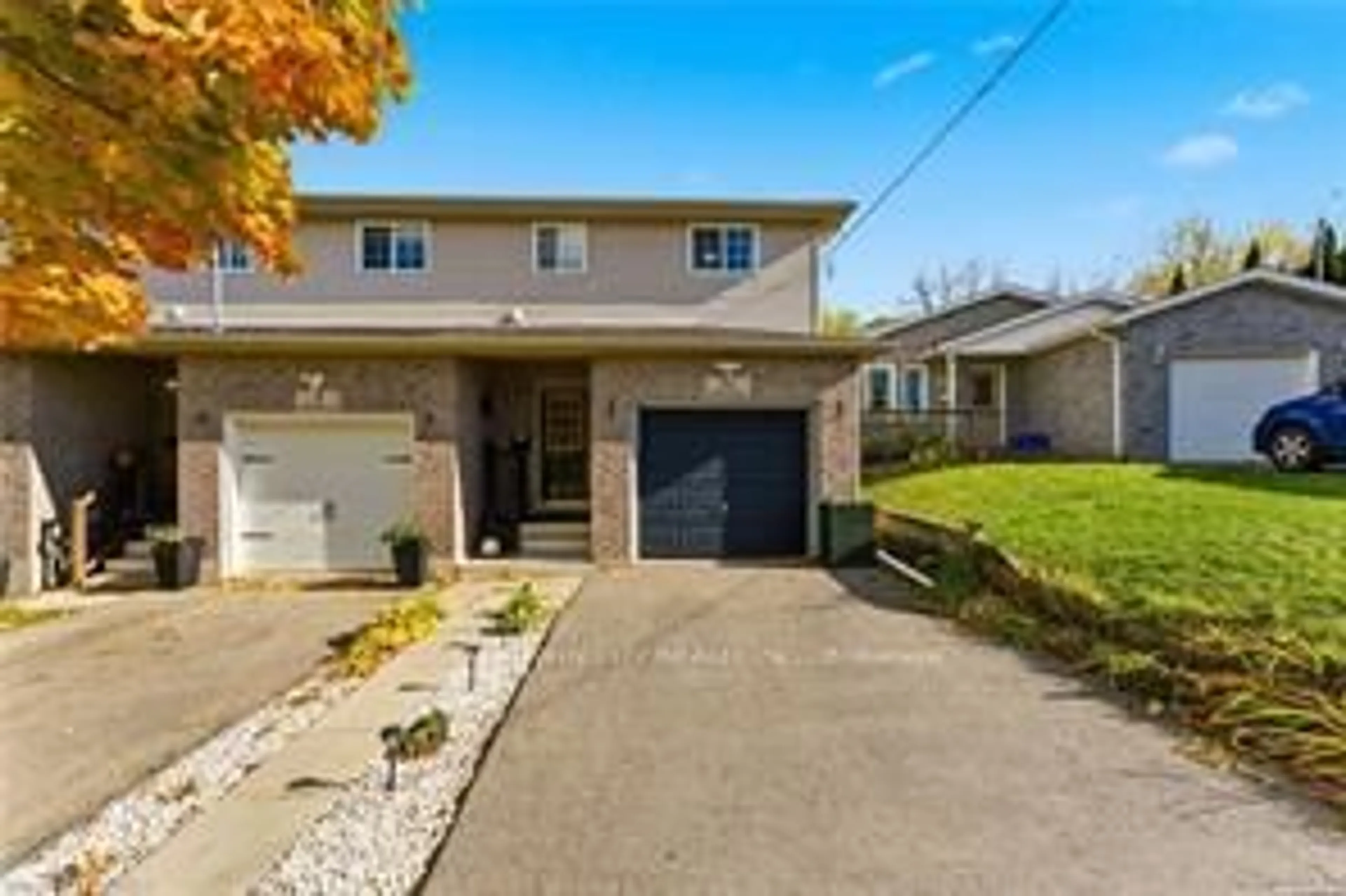 A pic from outside/outdoor area/front of a property/back of a property/a pic from drone, street for 3A Shellard Lane, Brantford Ontario N3T 5K8