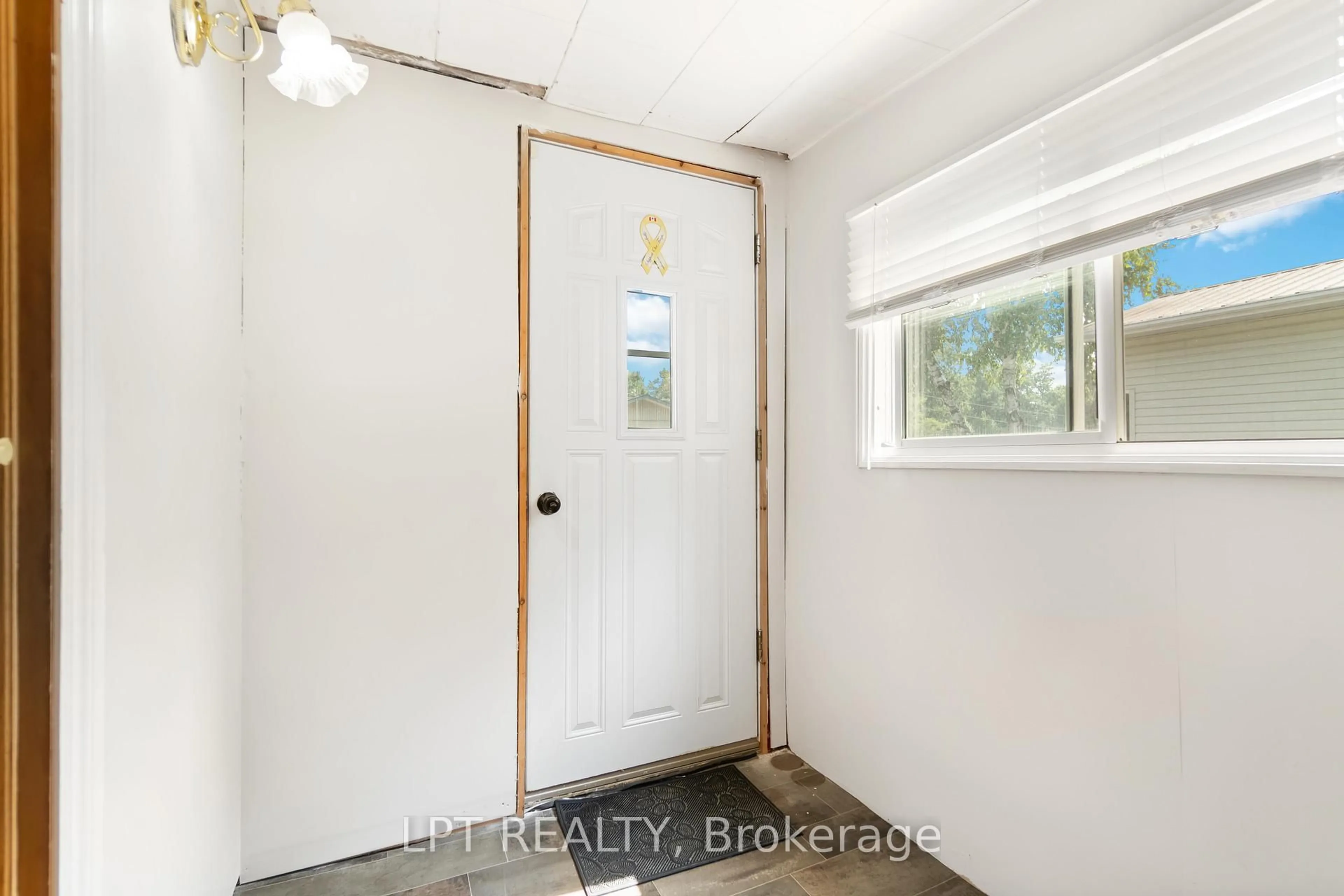 Indoor entryway for 26 Salmon Sdrd #105, Rideau Lakes Ontario K7A 4S5