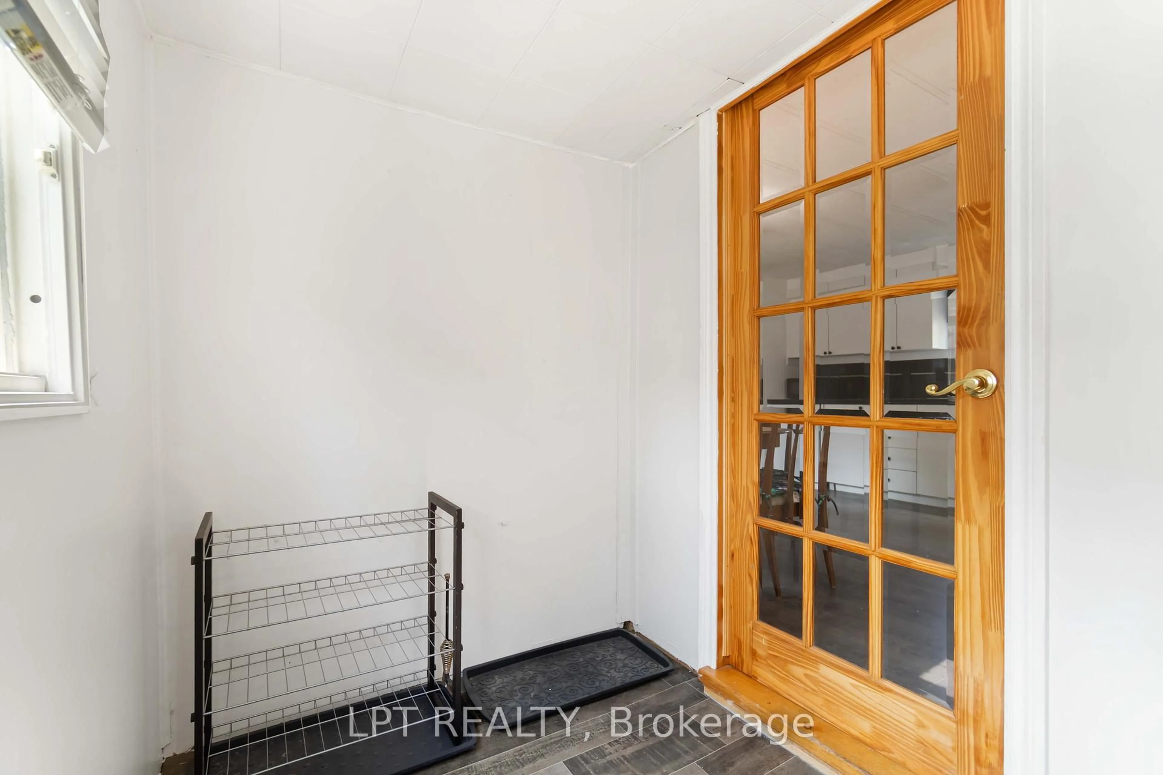 Indoor entryway for 26 Salmon Sdrd #105, Rideau Lakes Ontario K7A 4S5