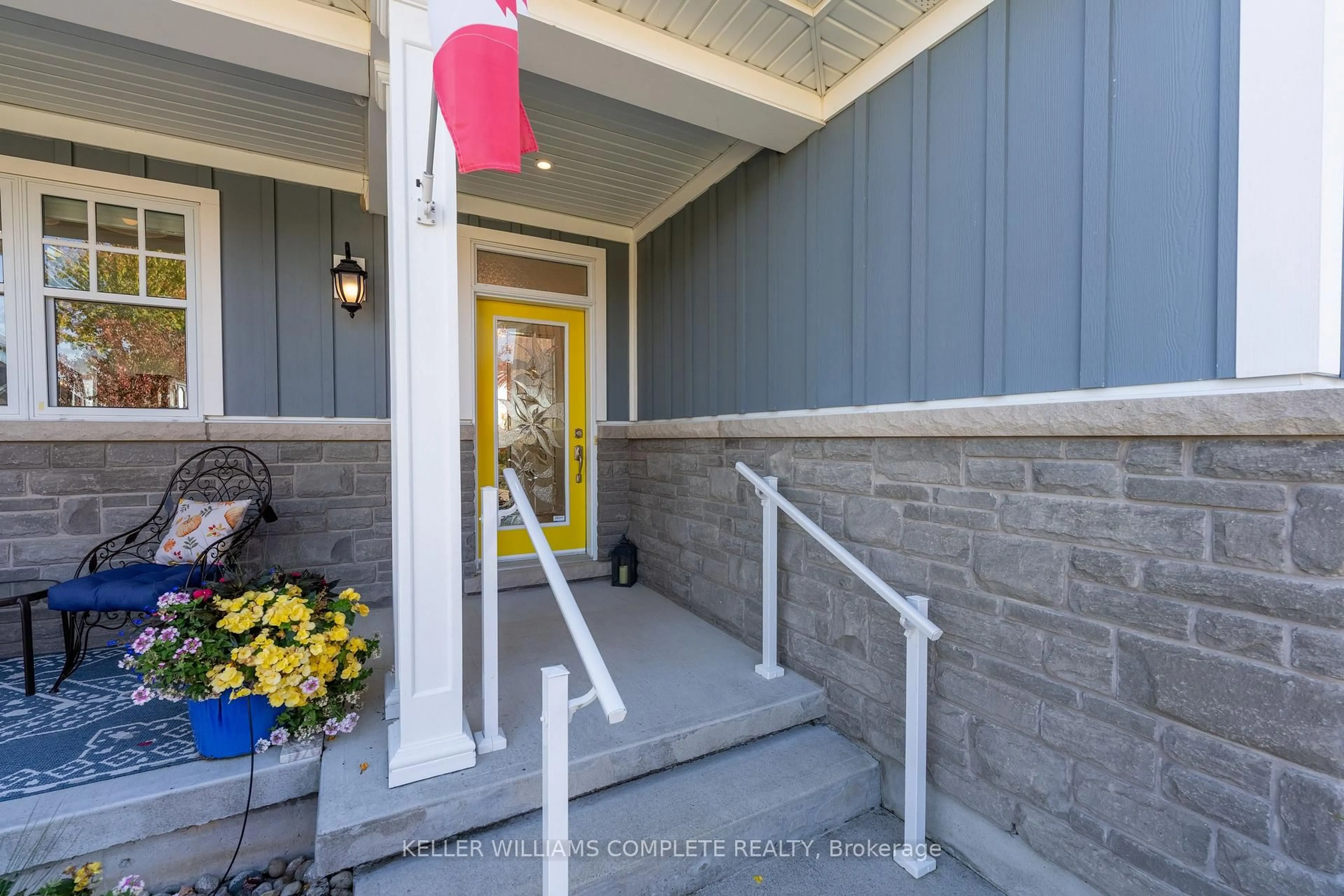 Indoor entryway for 110 Sunrise Crt, Fort Erie Ontario L0S 1N0