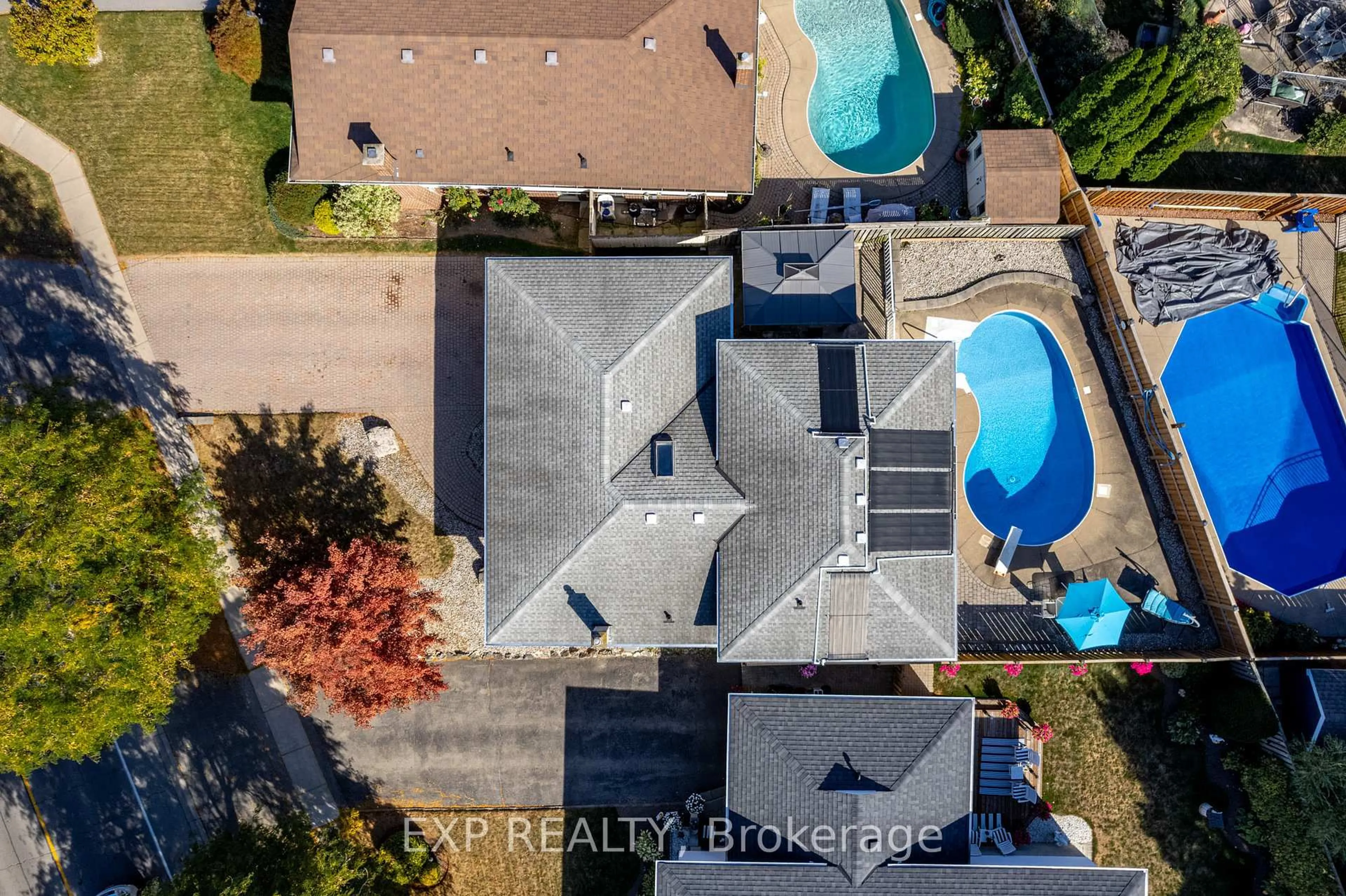 A pic from outside/outdoor area/front of a property/back of a property/a pic from drone, street for 494 Scott St, St. Catharines Ontario L2M 3X2