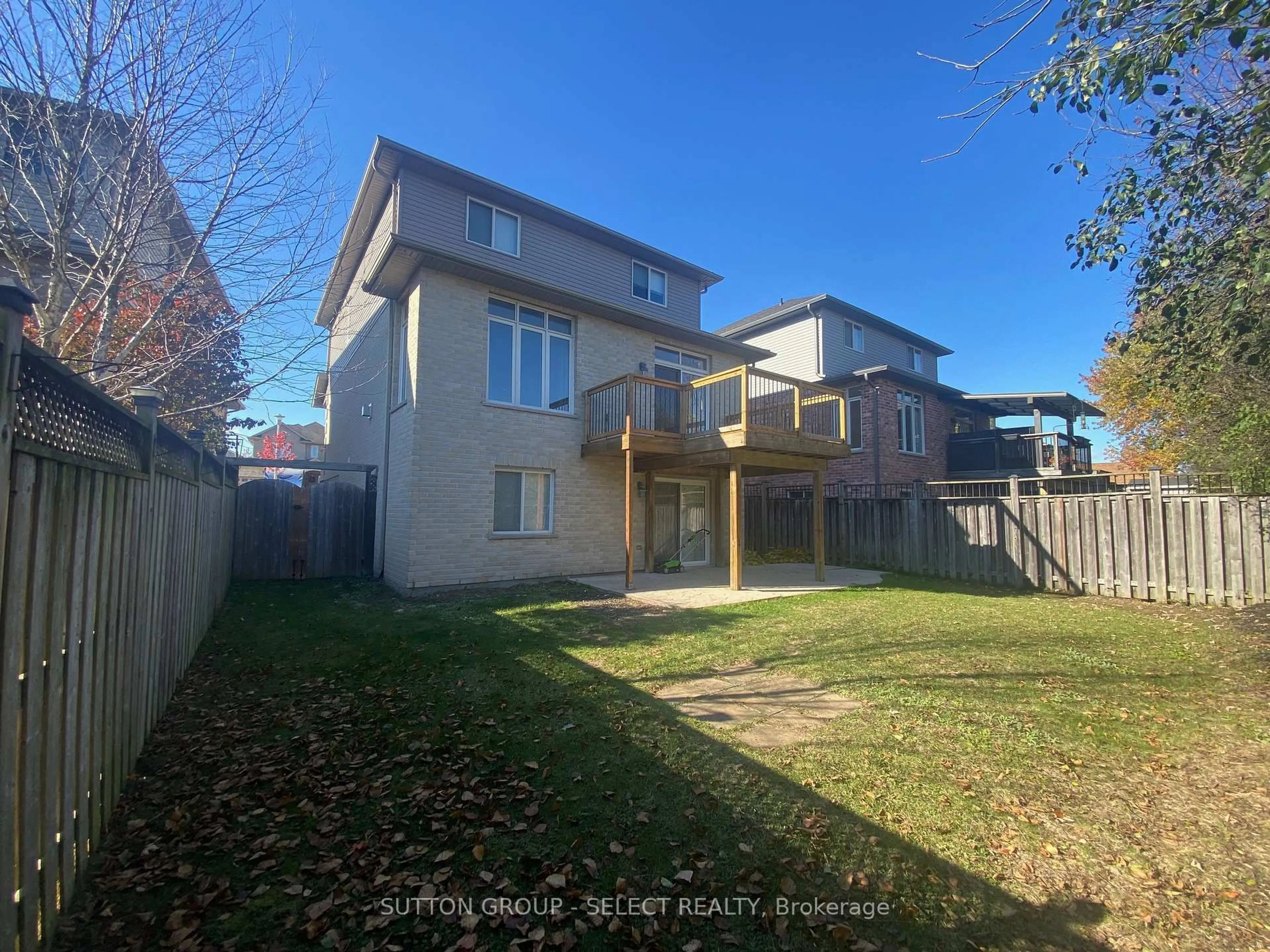 A pic from outside/outdoor area/front of a property/back of a property/a pic from drone, street for 1653 Blackmaple Cres, London East Ontario N5Y 6L7
