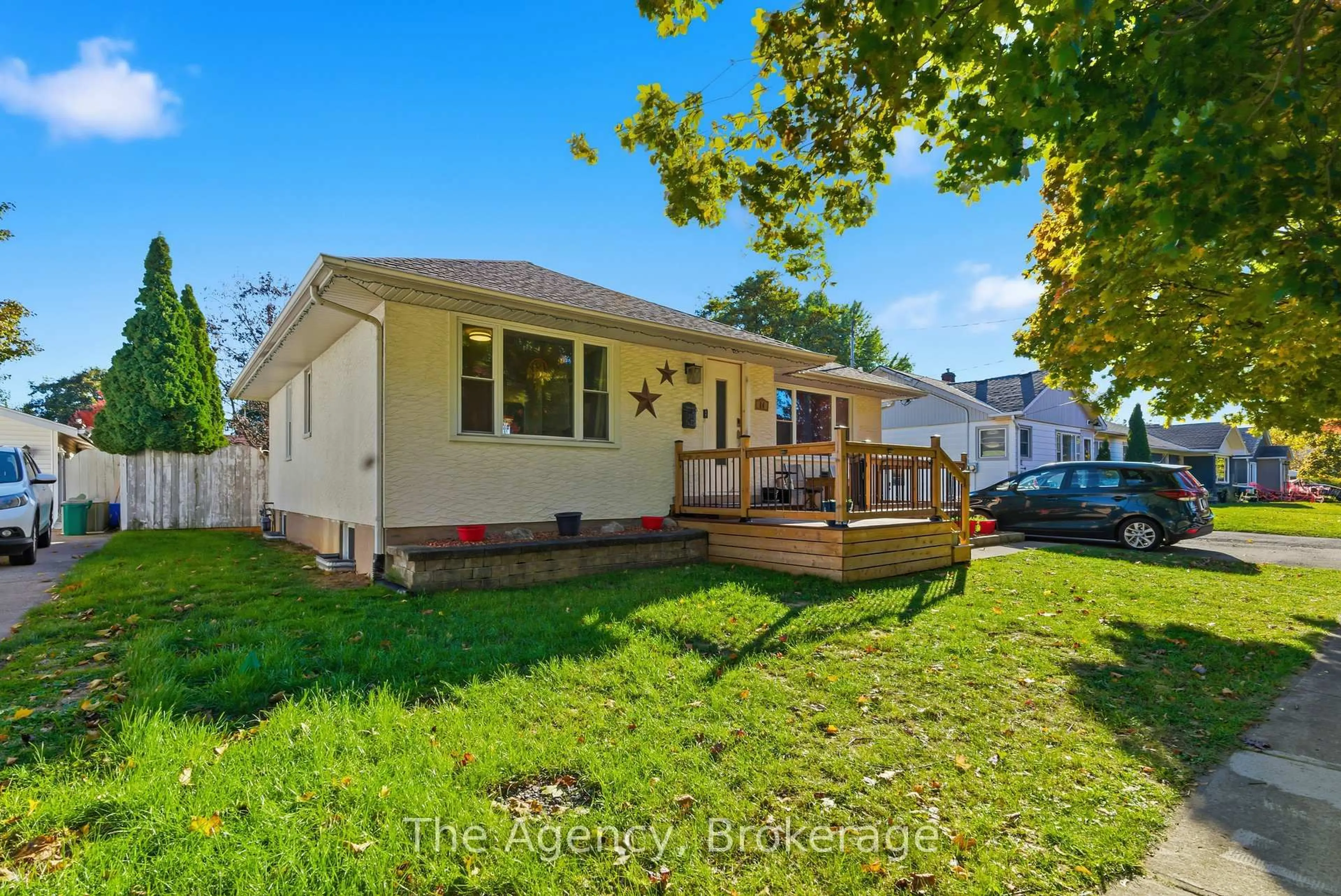 Home with vinyl exterior material, street for 14 Heywood Ave, St. Catharines Ontario L2M 2M8