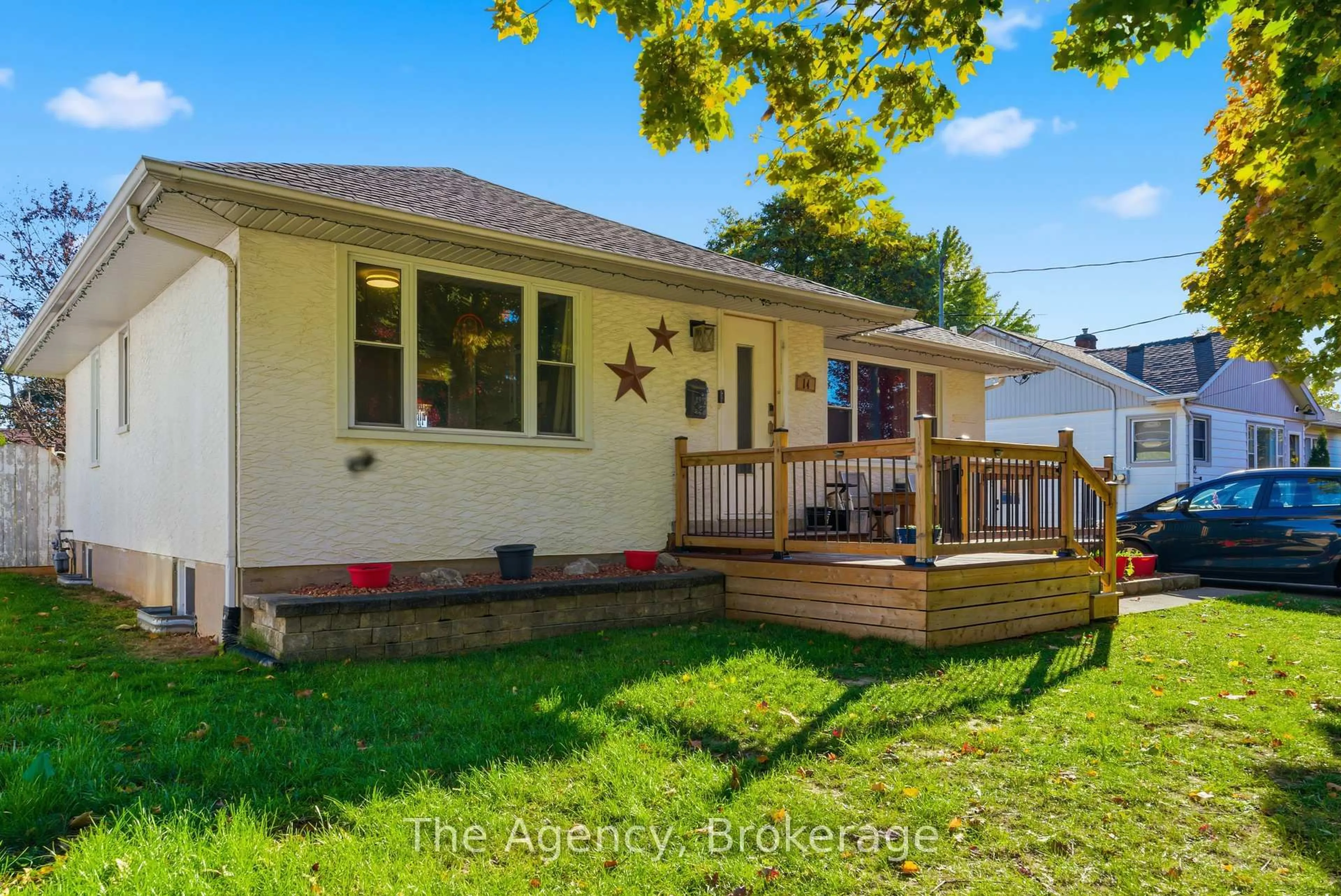 Home with vinyl exterior material, street for 14 Heywood Ave, St. Catharines Ontario L2M 2M8