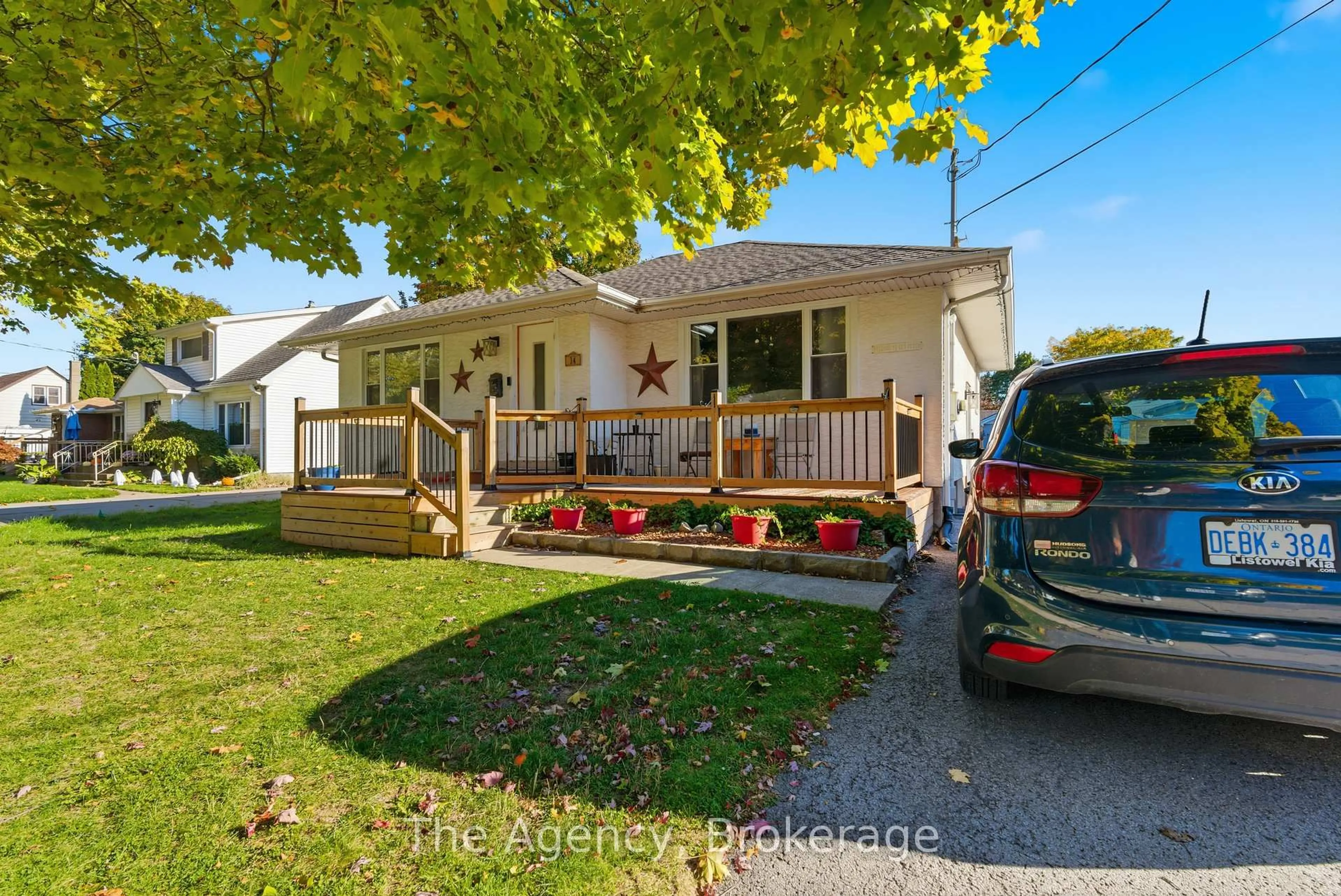 A pic from outside/outdoor area/front of a property/back of a property/a pic from drone, street for 14 Heywood Ave, St. Catharines Ontario L2M 2M8