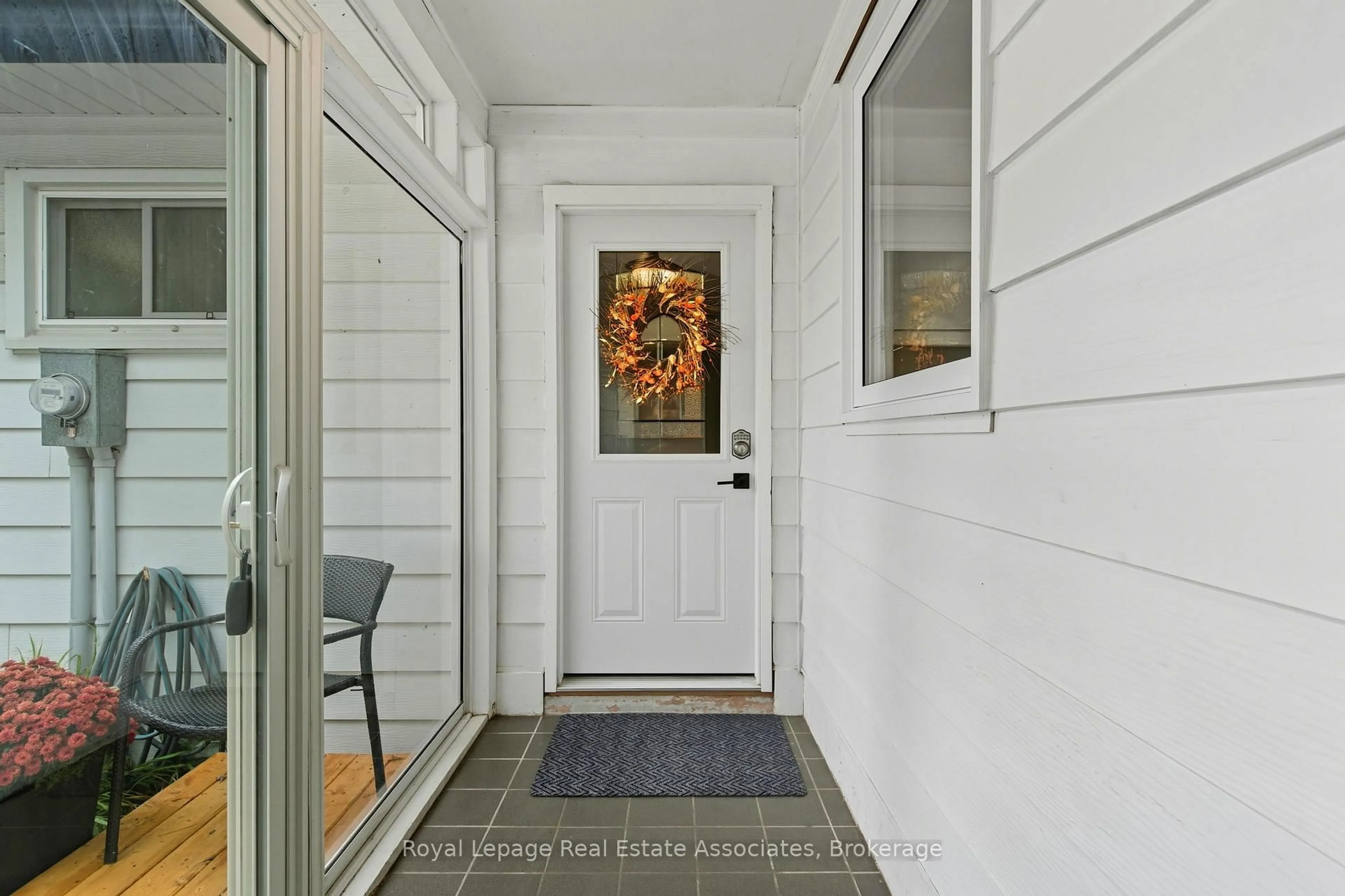 Indoor entryway for 1967 Regional 97 Rd, Hamilton Ontario N1R 5S7