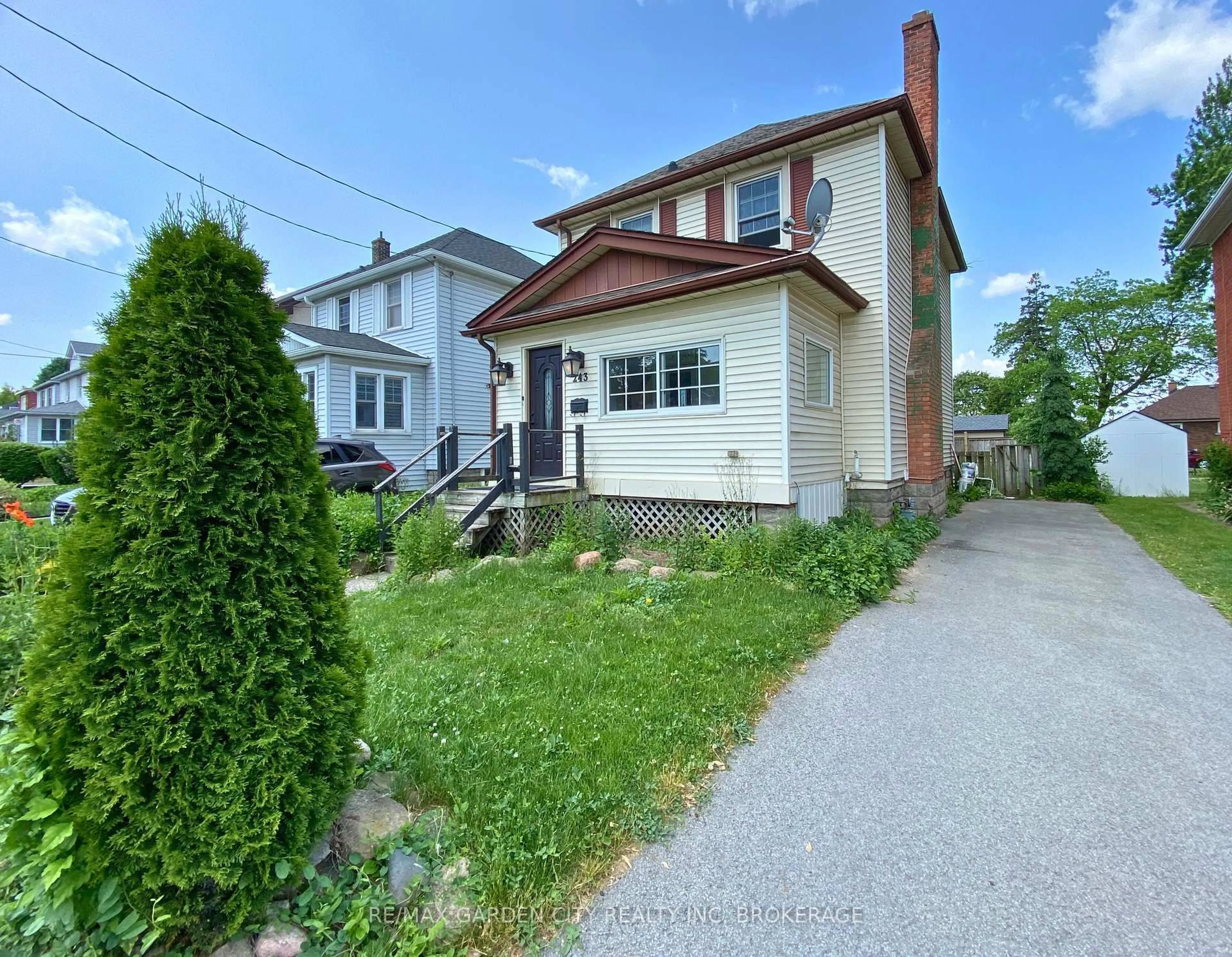 A pic from outside/outdoor area/front of a property/back of a property/a pic from drone, street for 243 Geneva St, St. Catharines Ontario L2R 4R2
