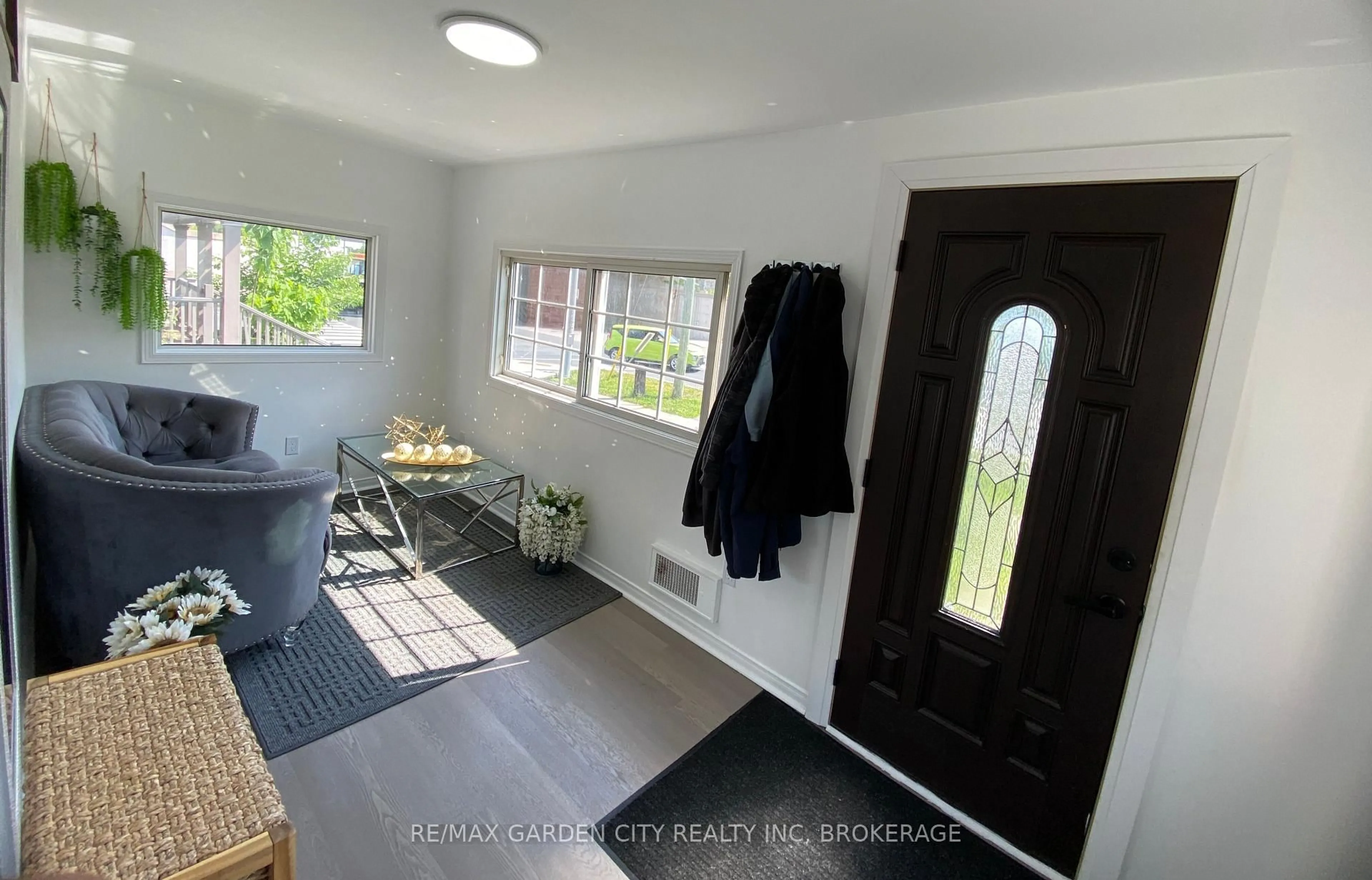 Indoor entryway for 243 Geneva St, St. Catharines Ontario L2R 4R2