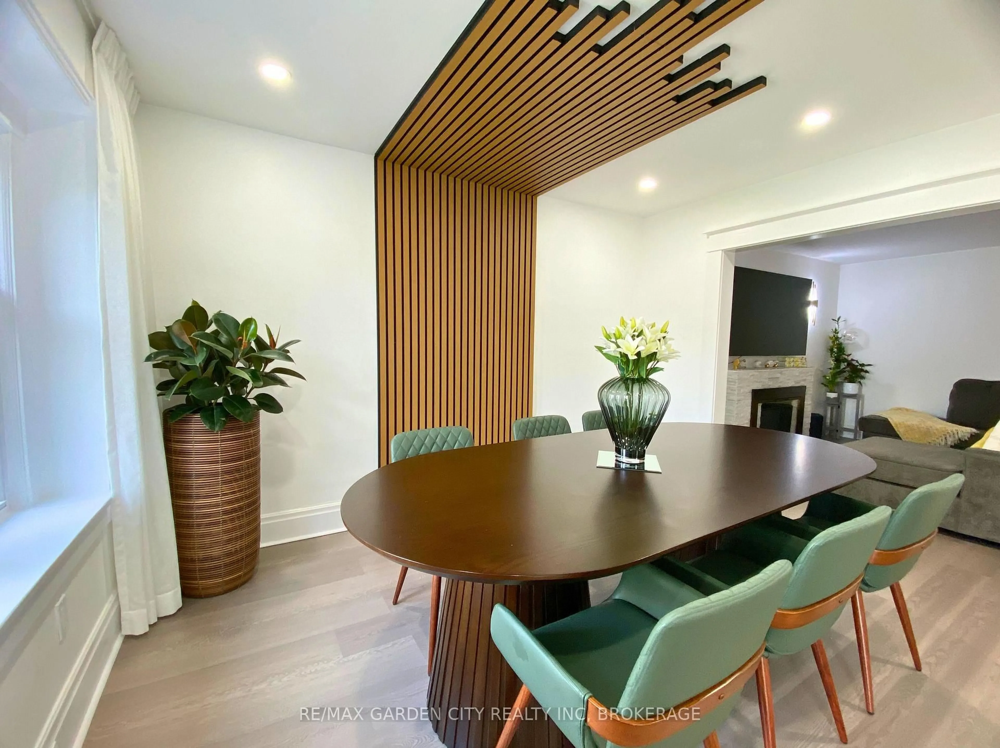 Dining room, wood/laminate floor for 243 Geneva St, St. Catharines Ontario L2R 4R2