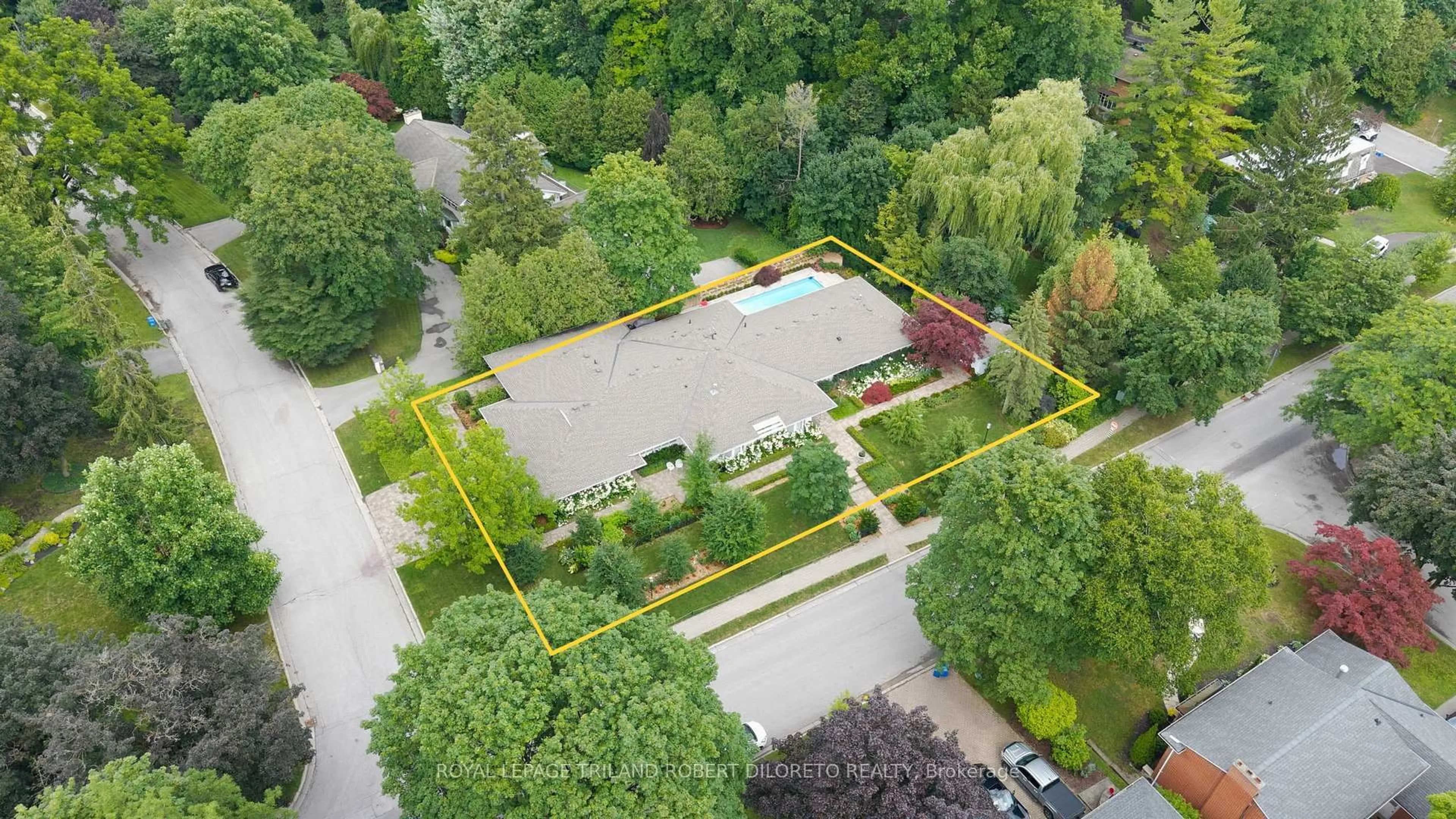 A pic from outside/outdoor area/front of a property/back of a property/a pic from drone, street for 1 Doncaster Ave, London North Ontario N6G 2A1