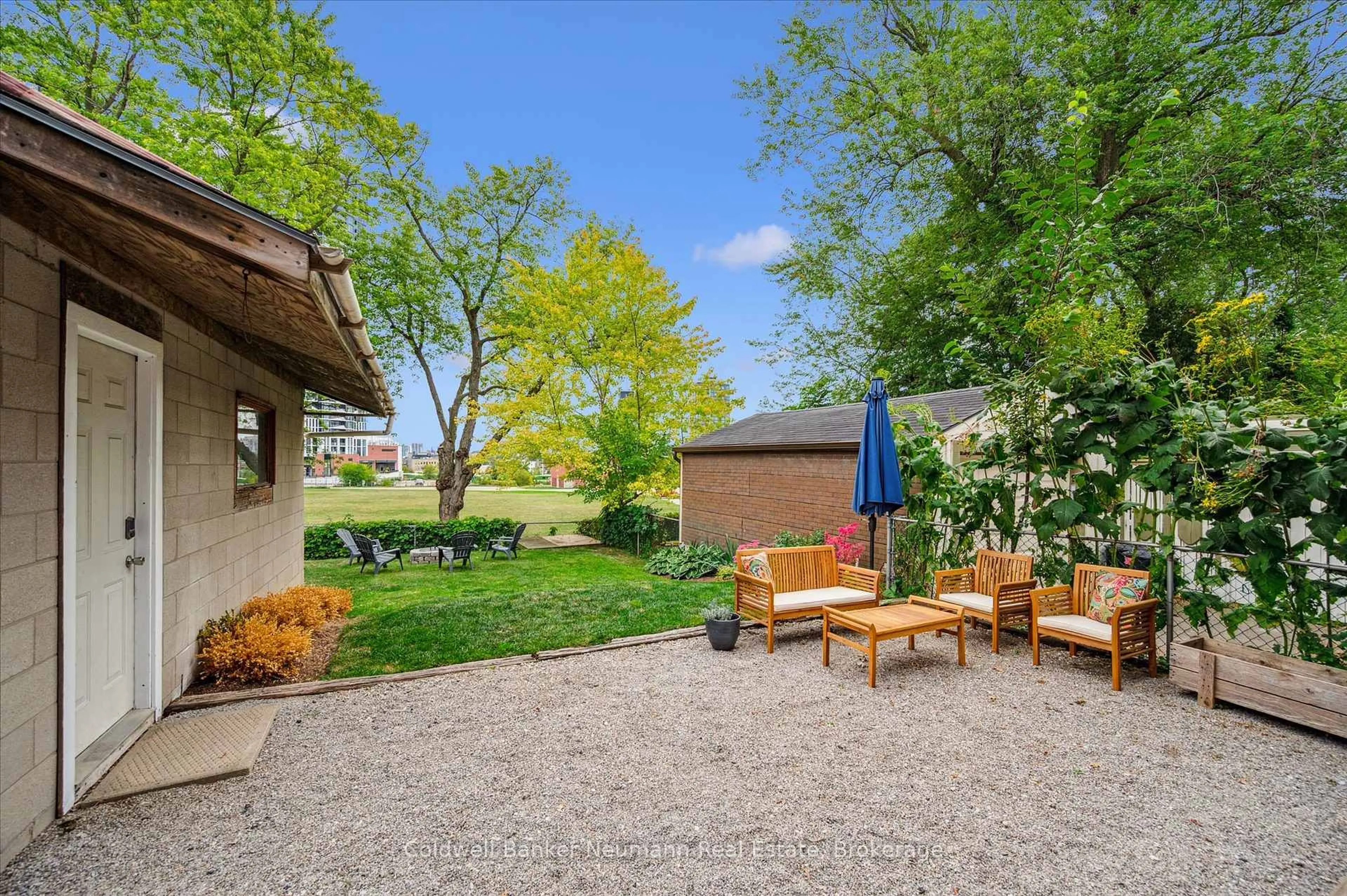 Patio, street for 39 Agnes St, Kitchener Ontario N2G 2E9