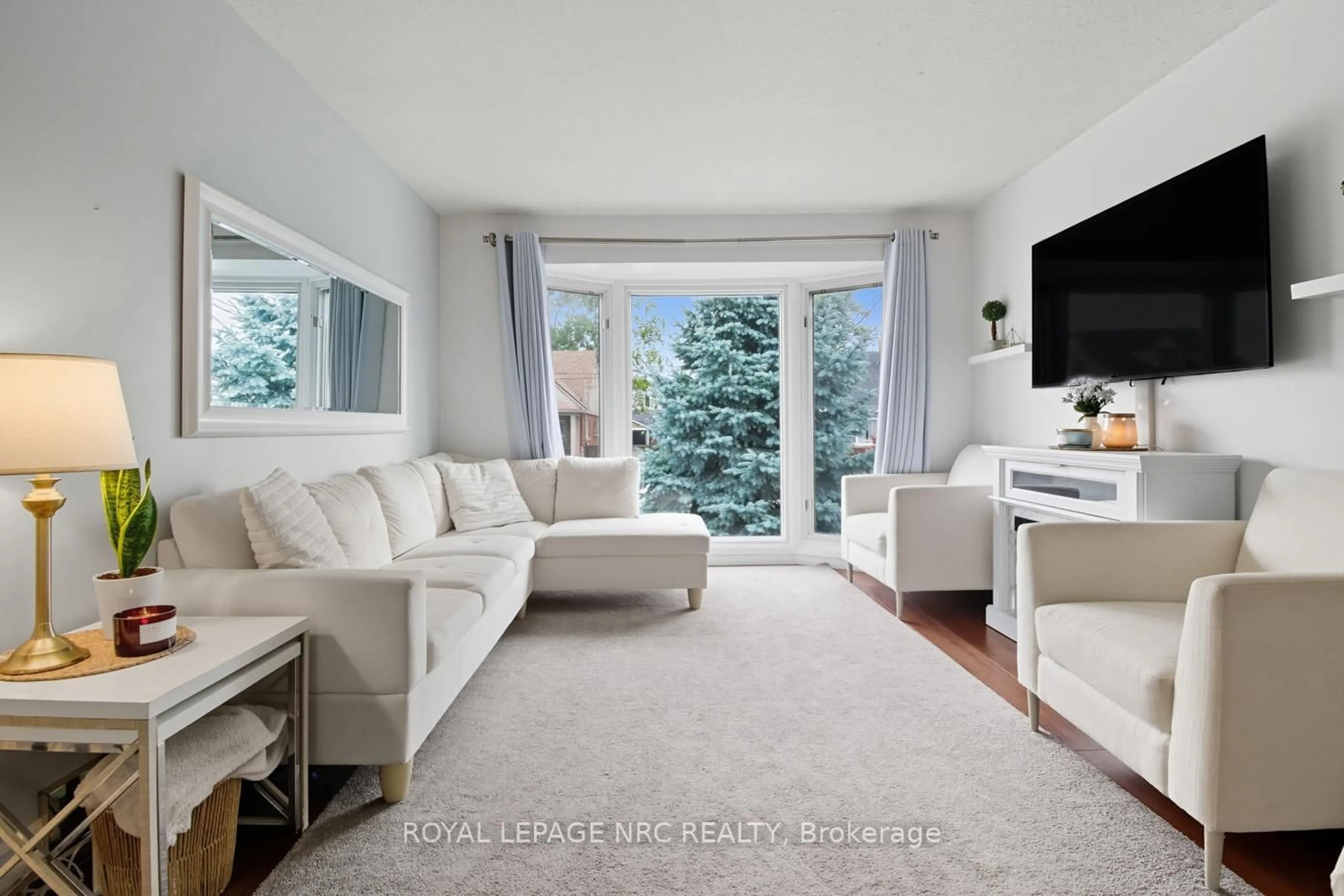 Living room with furniture, unknown for 553 Wright St, Welland Ontario L3B 2K6