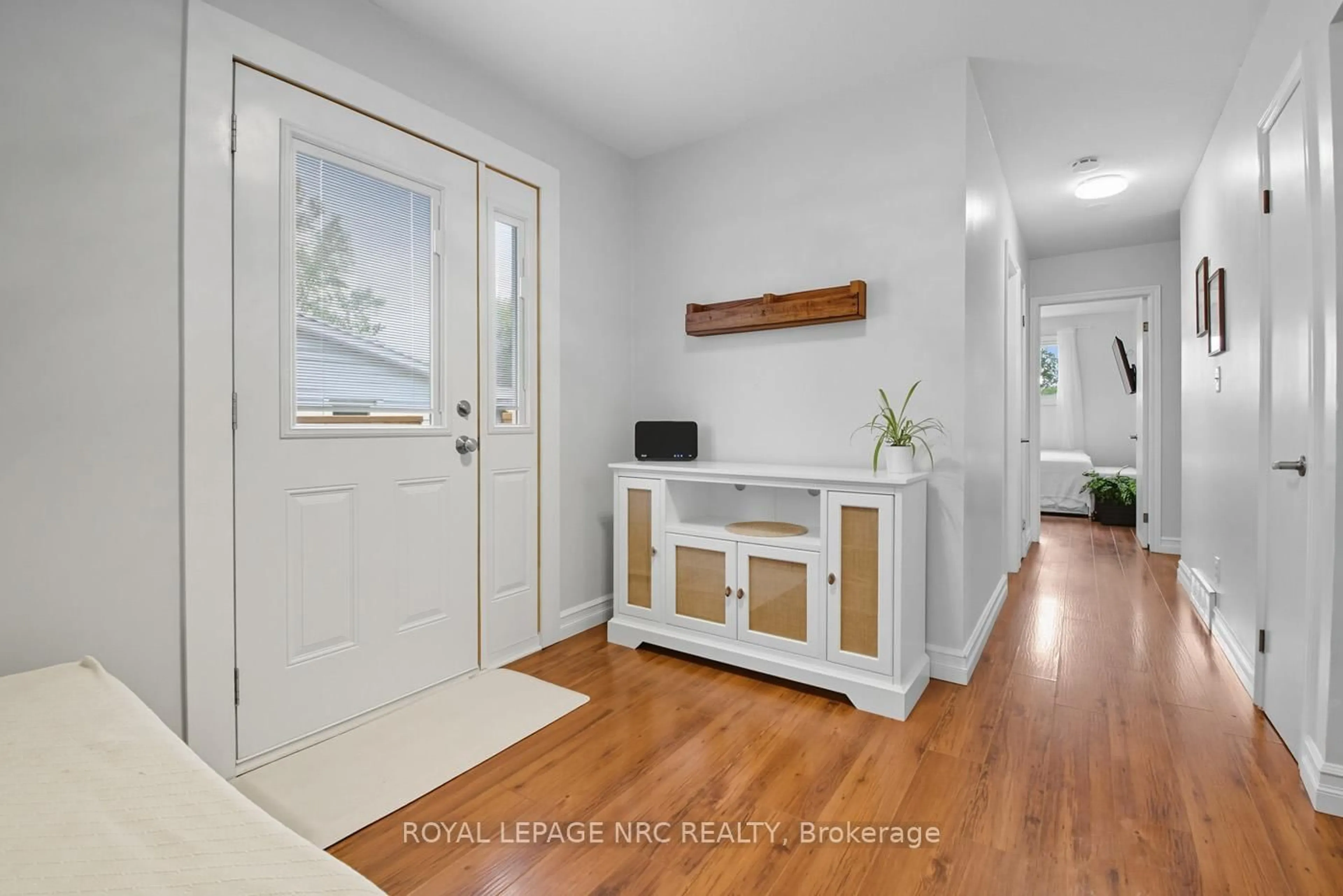 Indoor entryway for 553 Wright St, Welland Ontario L3B 2K6