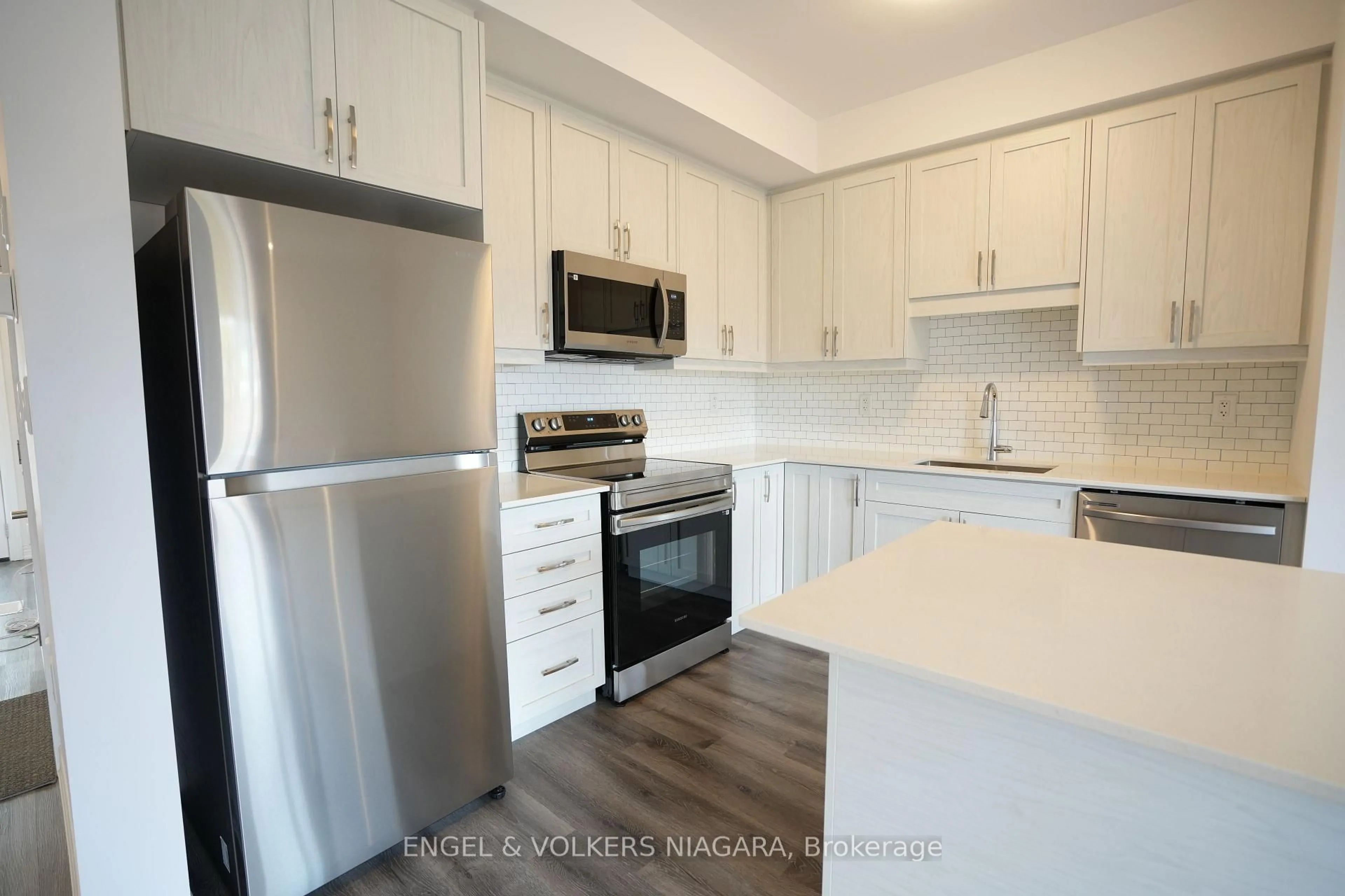 Standard kitchen, wood/laminate floor for 448 Blackburn Dr #13, Brantford Ontario N3T 0X2