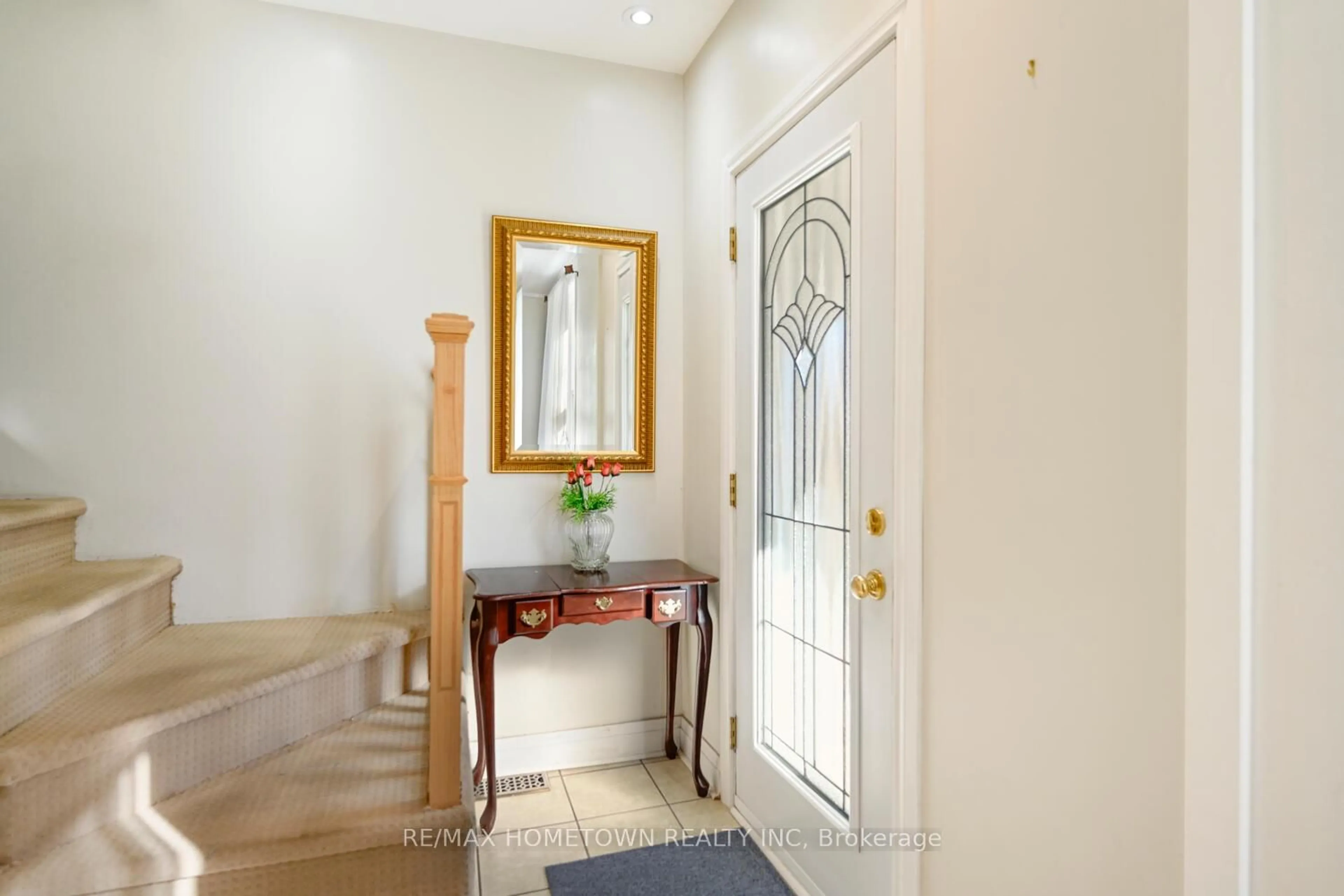 Indoor foyer for 72 Havelock St, Brockville Ontario K6V 4M1