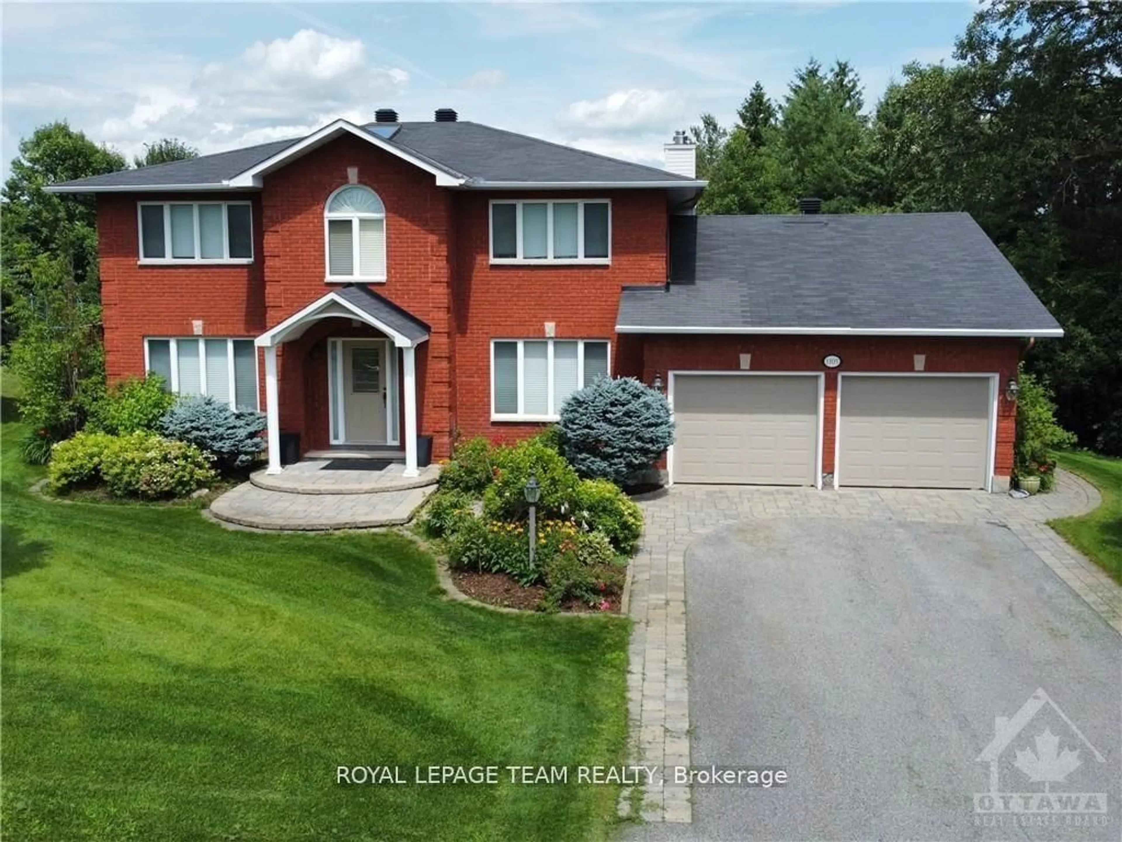 A pic from outside/outdoor area/front of a property/back of a property/a pic from drone, street for 1105 CINDY HILL Cres, Ottawa Ontario K4M 1E8