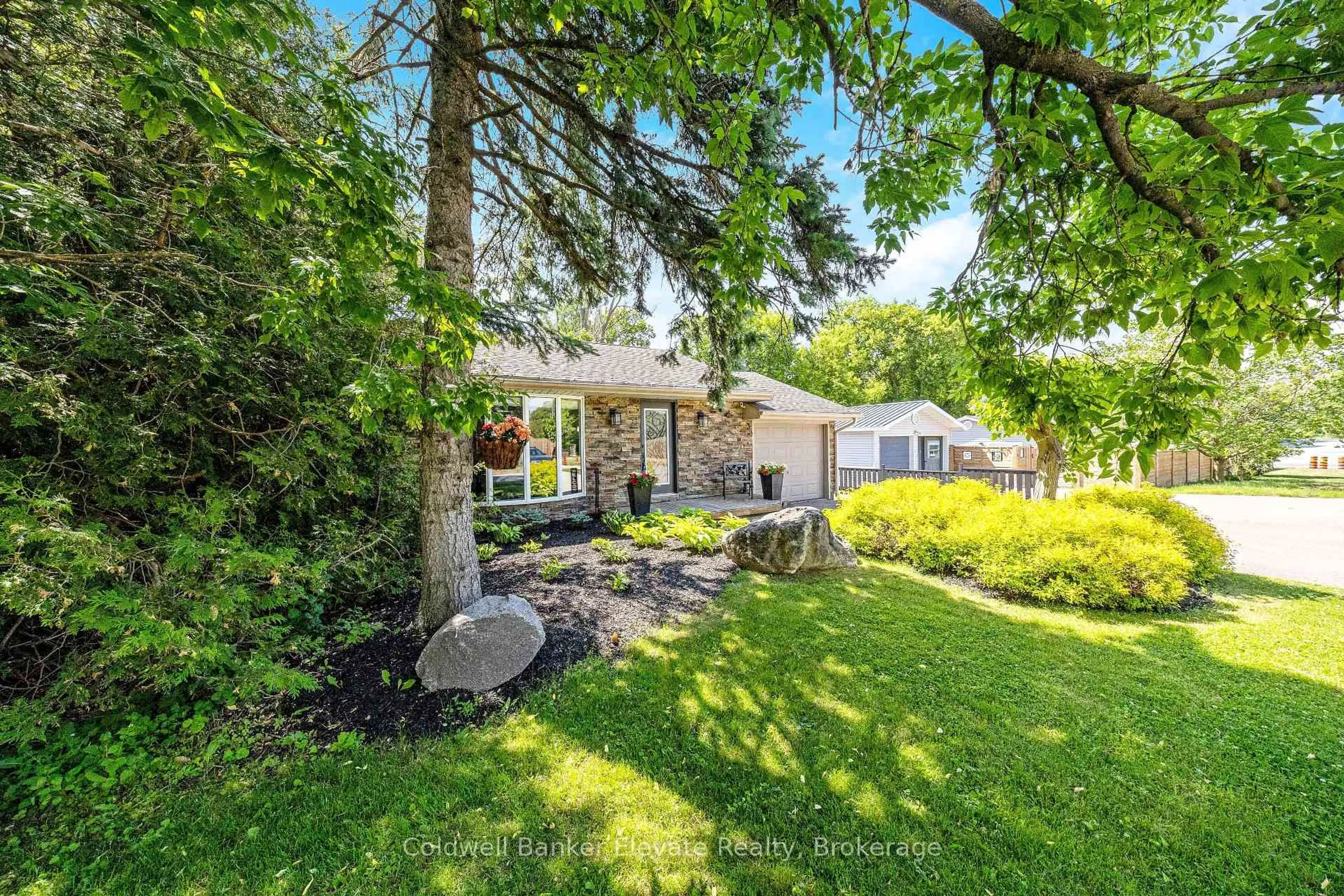 A pic from outside/outdoor area/front of a property/back of a property/a pic from drone, street for 3 Lorne St, Erin Ontario N0B 1T0