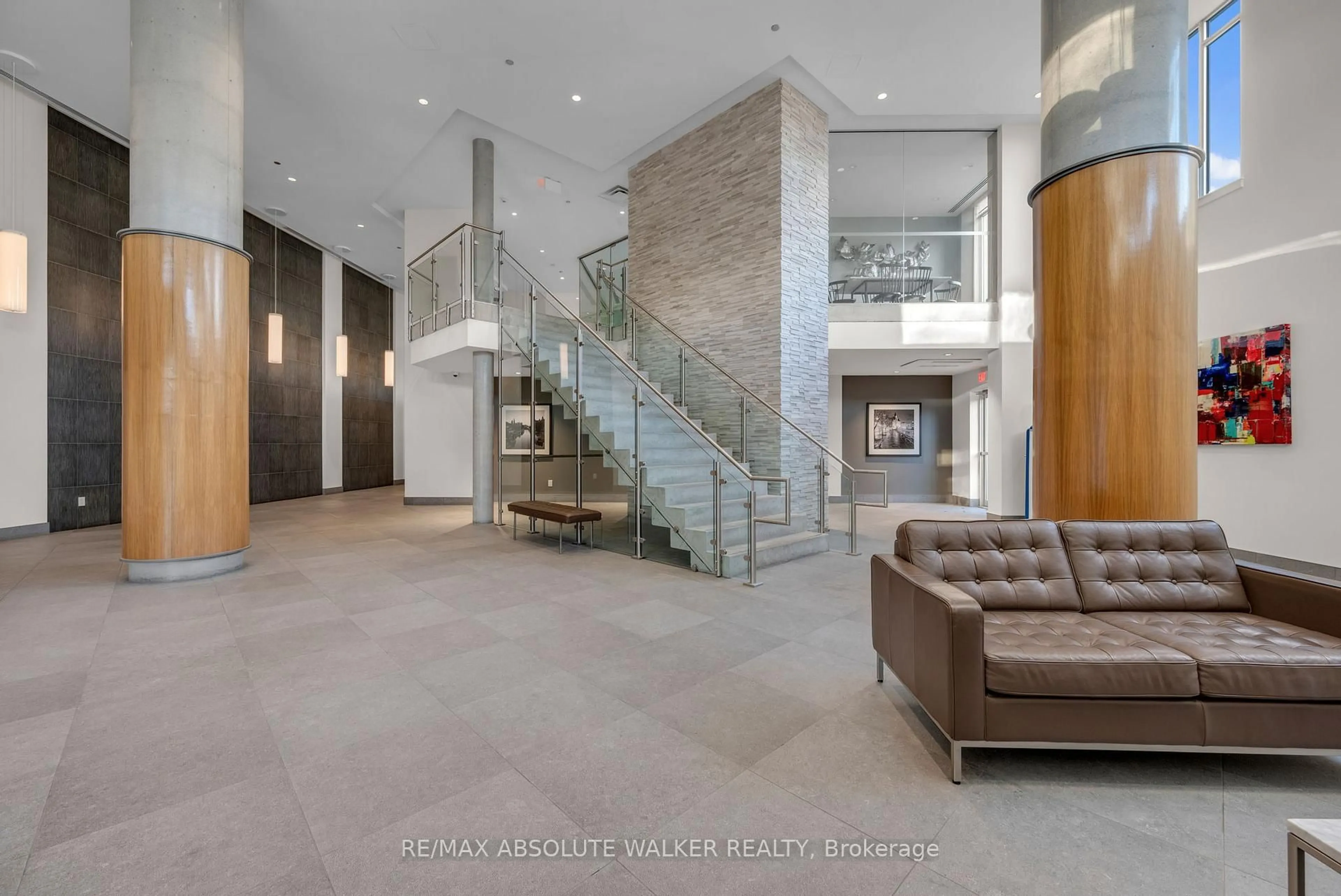 Indoor foyer for 7 Marquette Ave #1006, Ottawa Ontario K1L 8A7