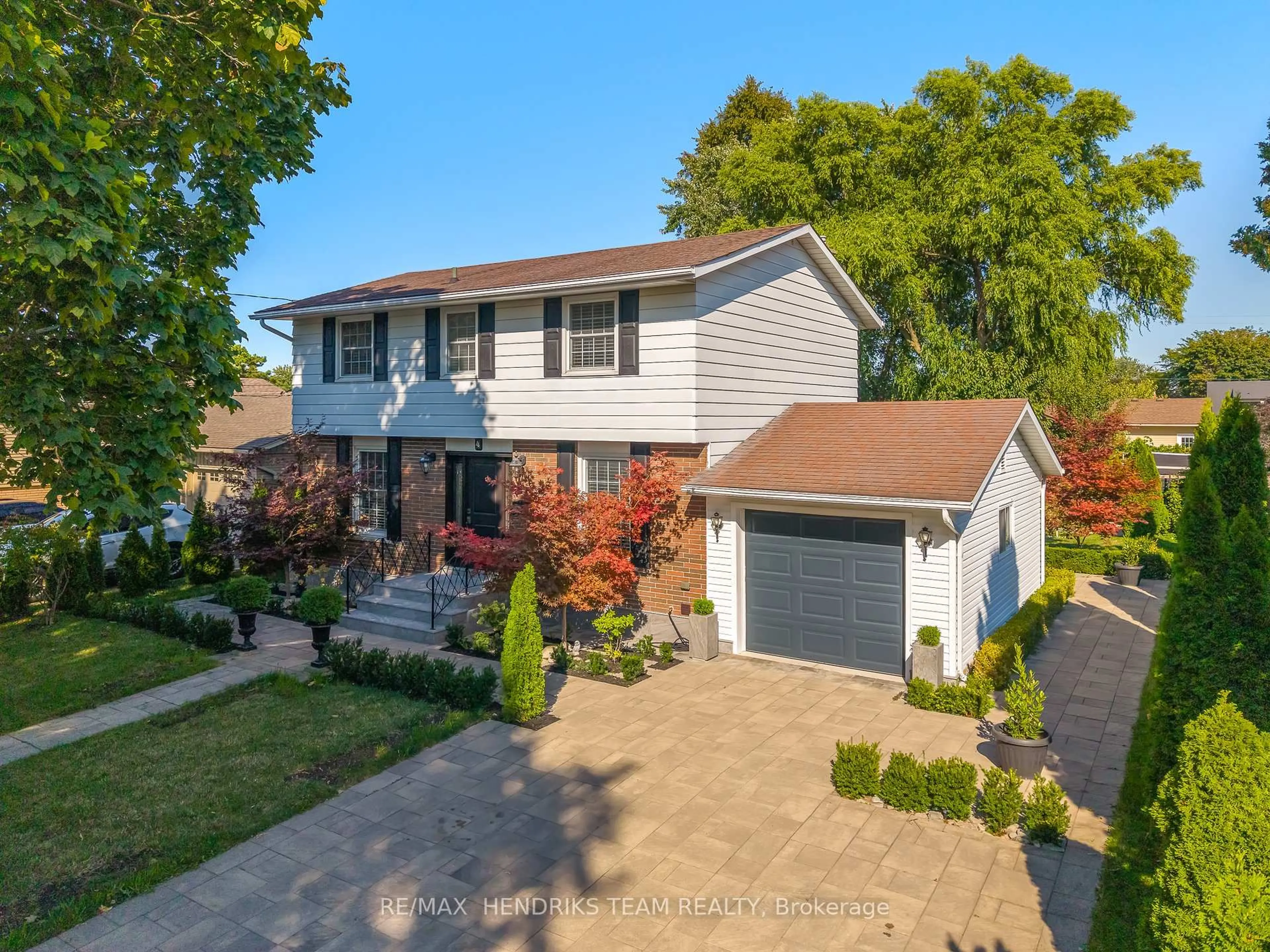 A pic from outside/outdoor area/front of a property/back of a property/a pic from drone, street for 4 Upper Canada Dr, St. Catharines Ontario L2N 3H4