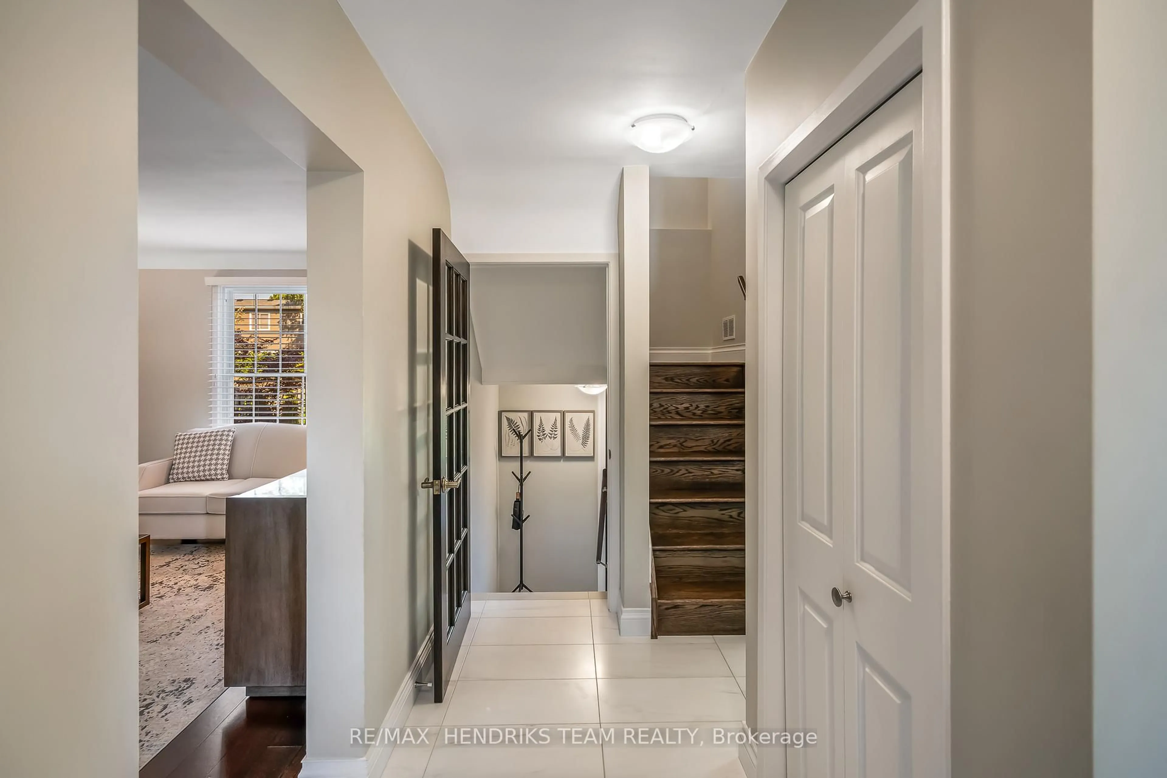 Indoor entryway for 4 Upper Canada Dr, St. Catharines Ontario L2N 3H4