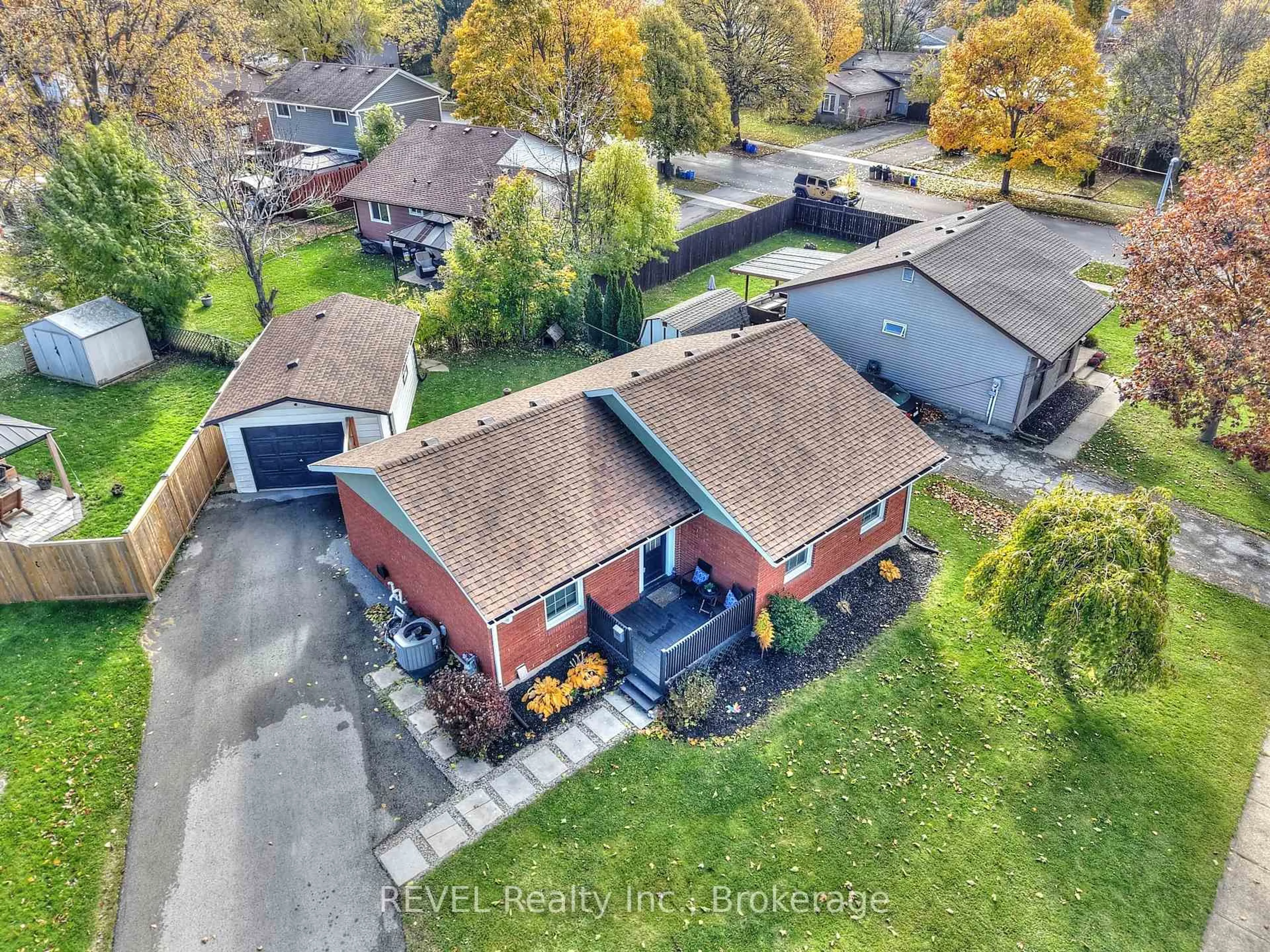 A pic from outside/outdoor area/front of a property/back of a property/a pic from drone, street for 11 NEWLEAF Cres, Welland Ontario L3C 6B4