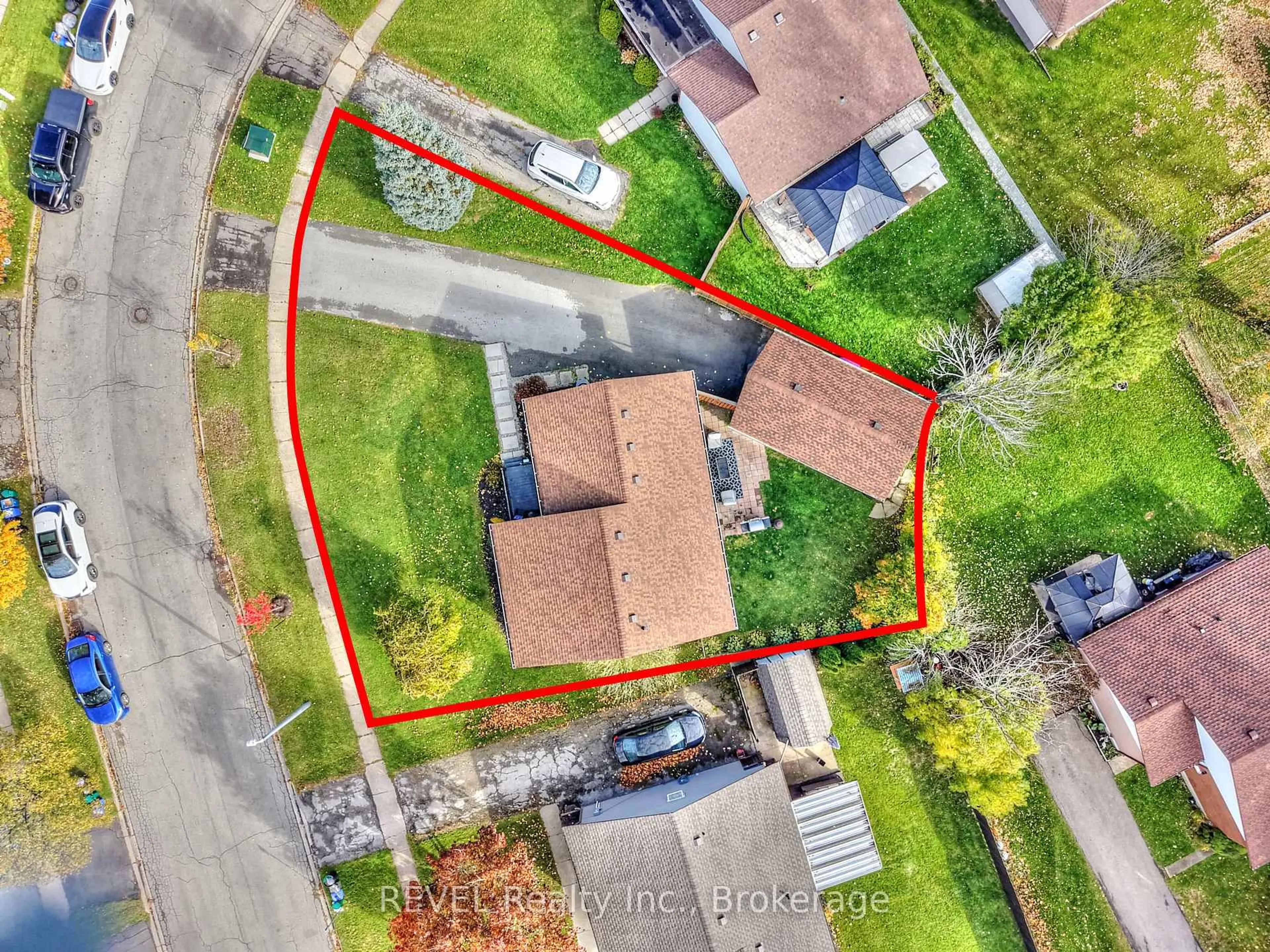 A pic from outside/outdoor area/front of a property/back of a property/a pic from drone, street for 11 NEWLEAF Cres, Welland Ontario L3C 6B4