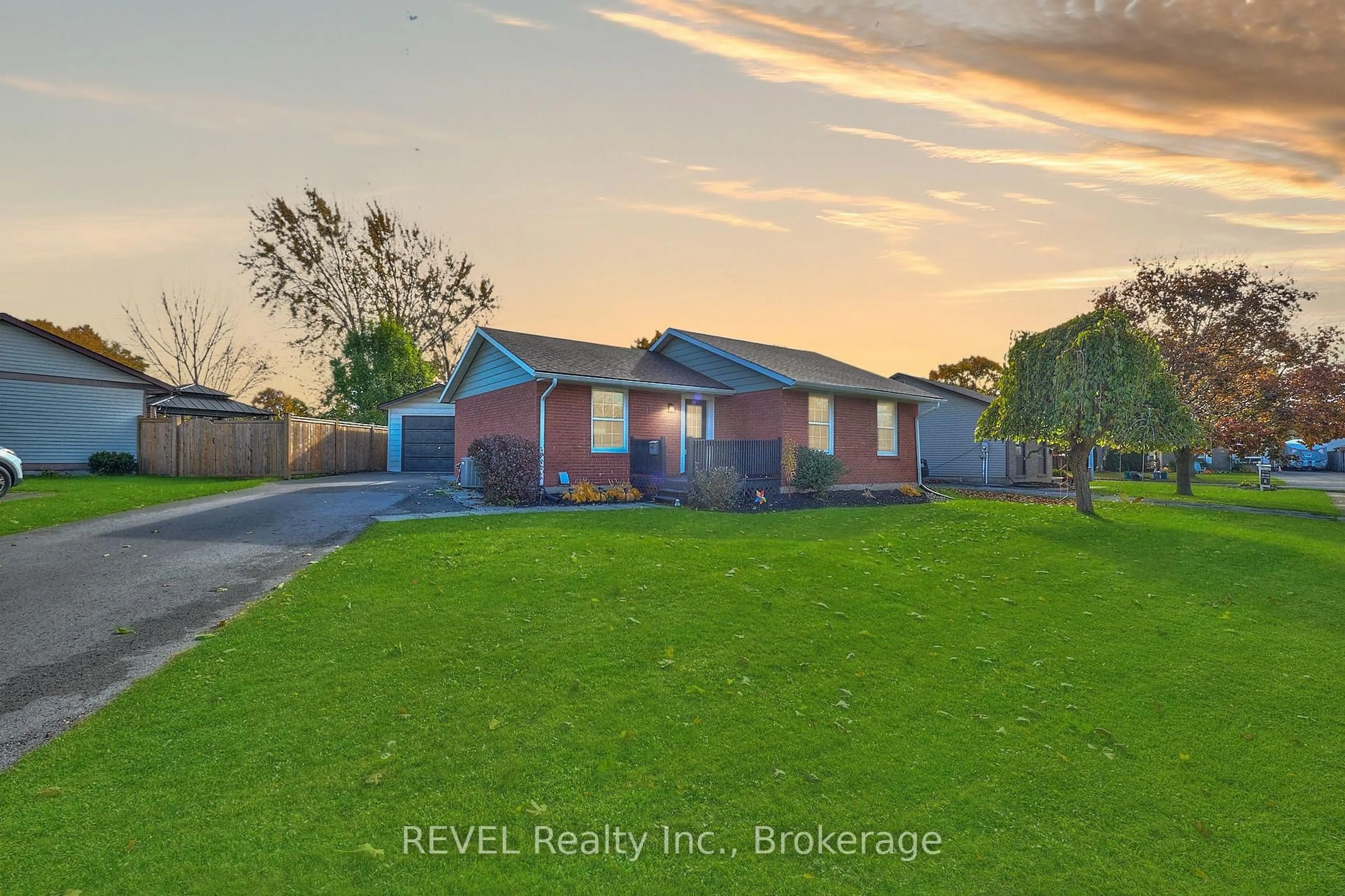 A pic from outside/outdoor area/front of a property/back of a property/a pic from drone, water/lake/river/ocean view for 11 NEWLEAF Cres, Welland Ontario L3C 6B4