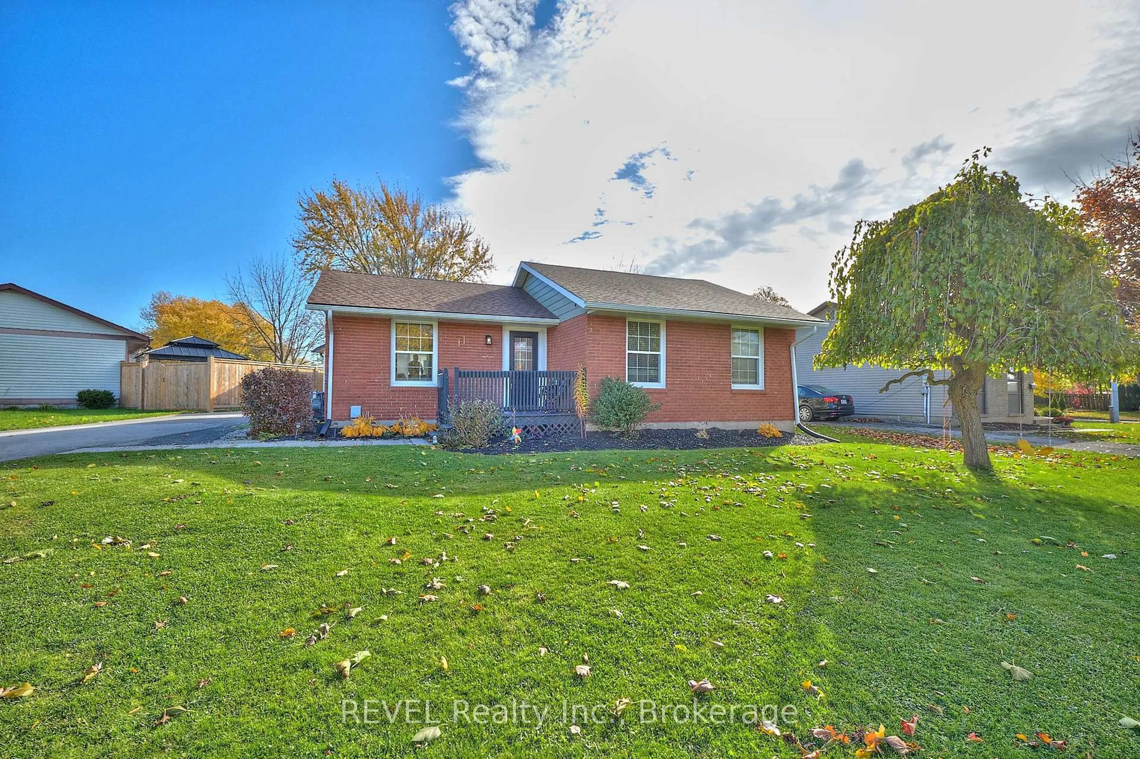 A pic from outside/outdoor area/front of a property/back of a property/a pic from drone, street for 11 NEWLEAF Cres, Welland Ontario L3C 6B4