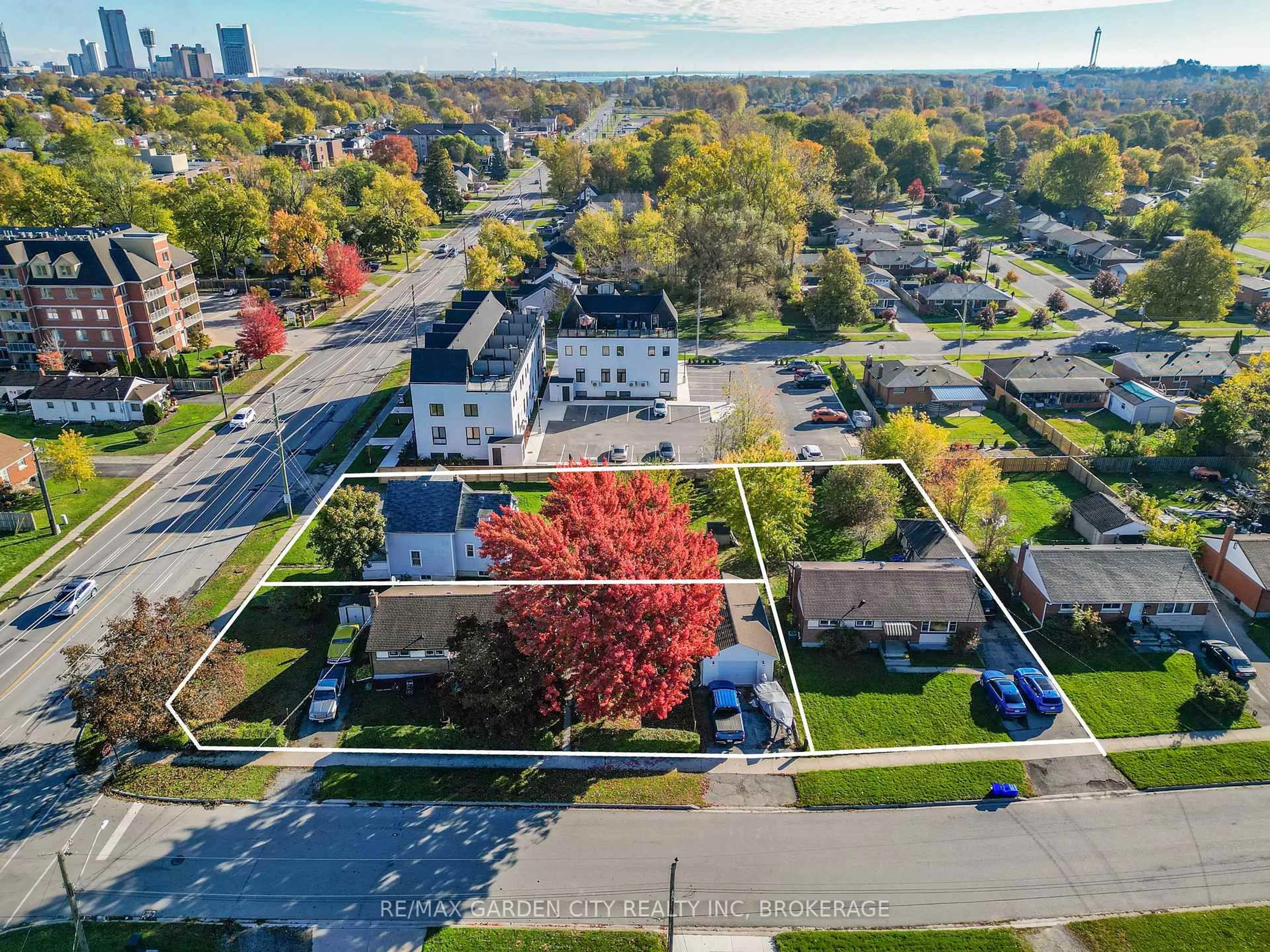 A pic from outside/outdoor area/front of a property/back of a property/a pic from drone, street for 6560 McLeod Rd, Niagara Falls Ontario L2G 3G4