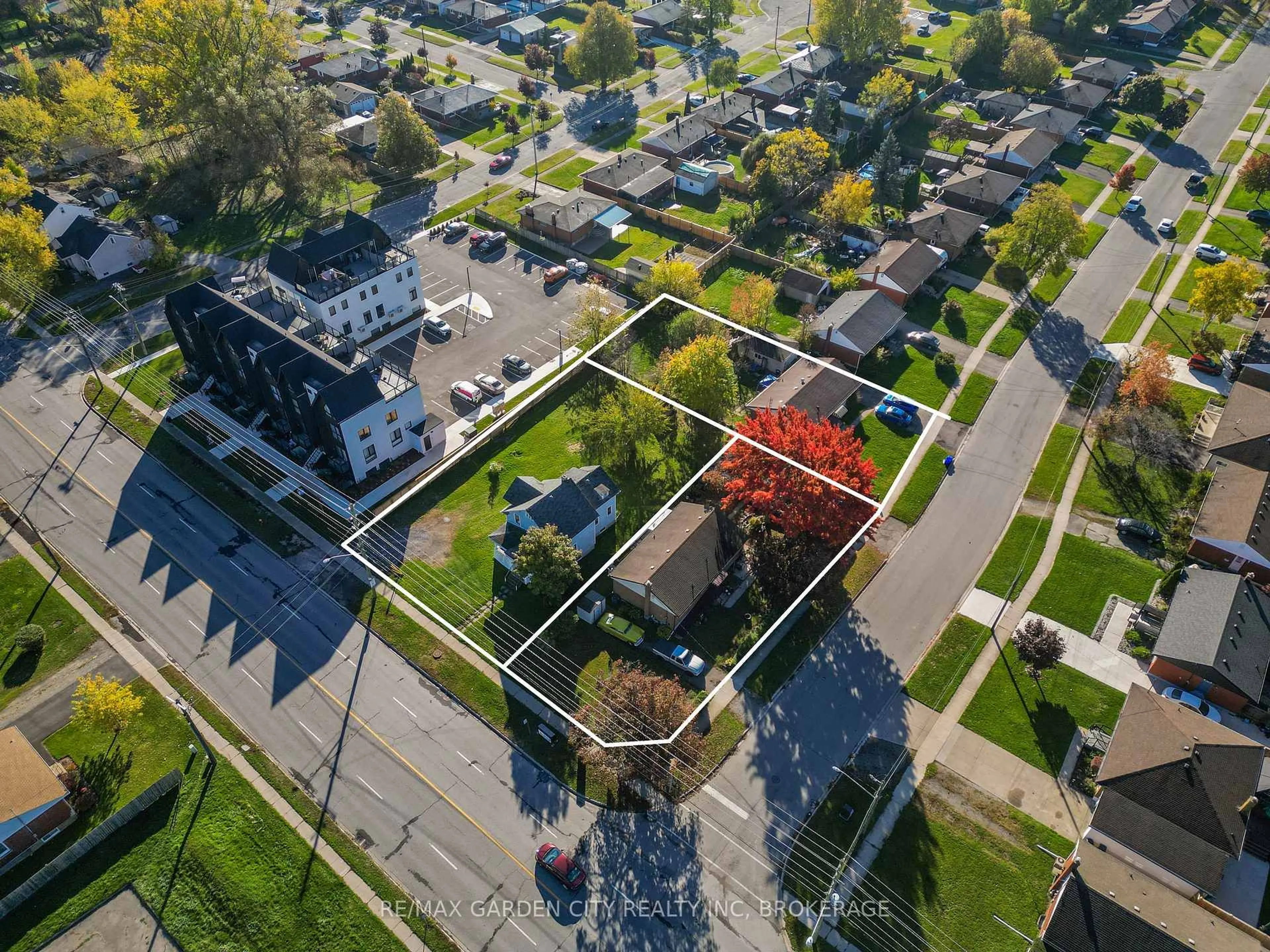 A pic from outside/outdoor area/front of a property/back of a property/a pic from drone, street for 6560 McLeod Rd, Niagara Falls Ontario L2G 3G4