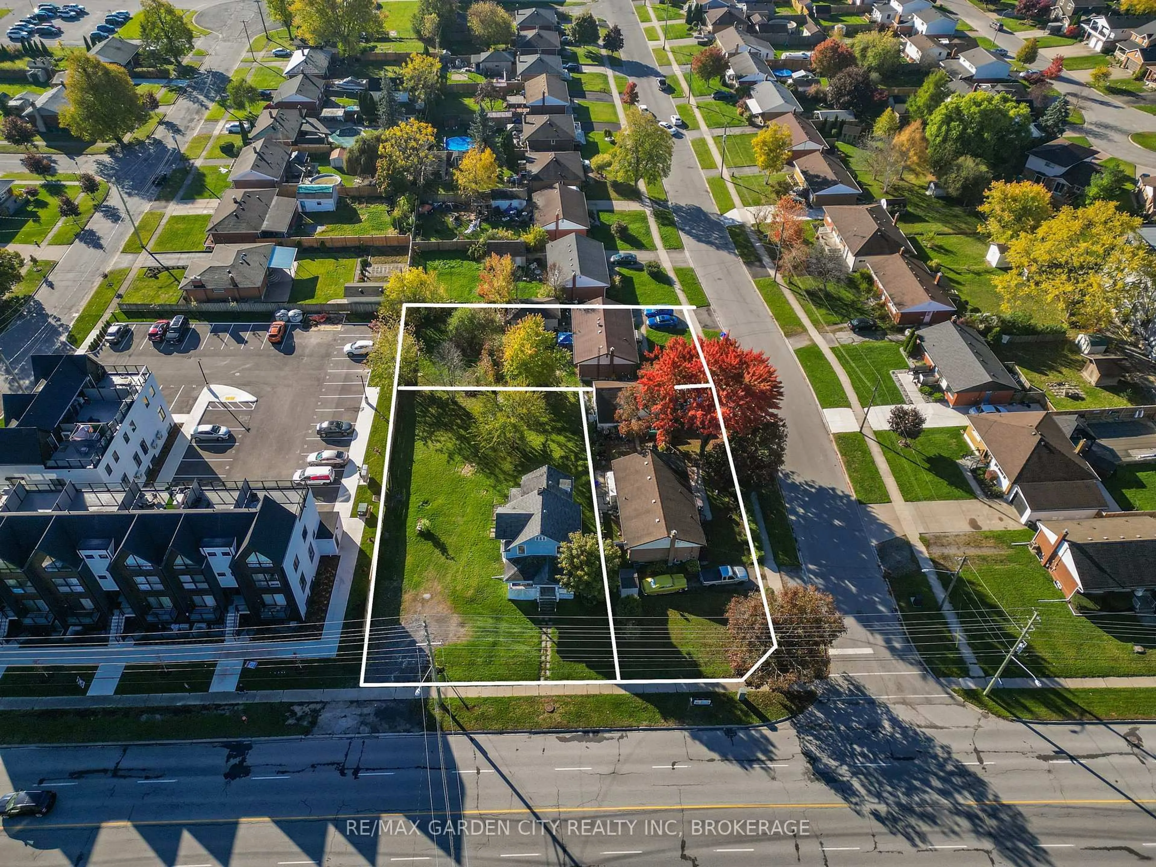 A pic from outside/outdoor area/front of a property/back of a property/a pic from drone, street for 6560 McLeod Rd, Niagara Falls Ontario L2G 3G4