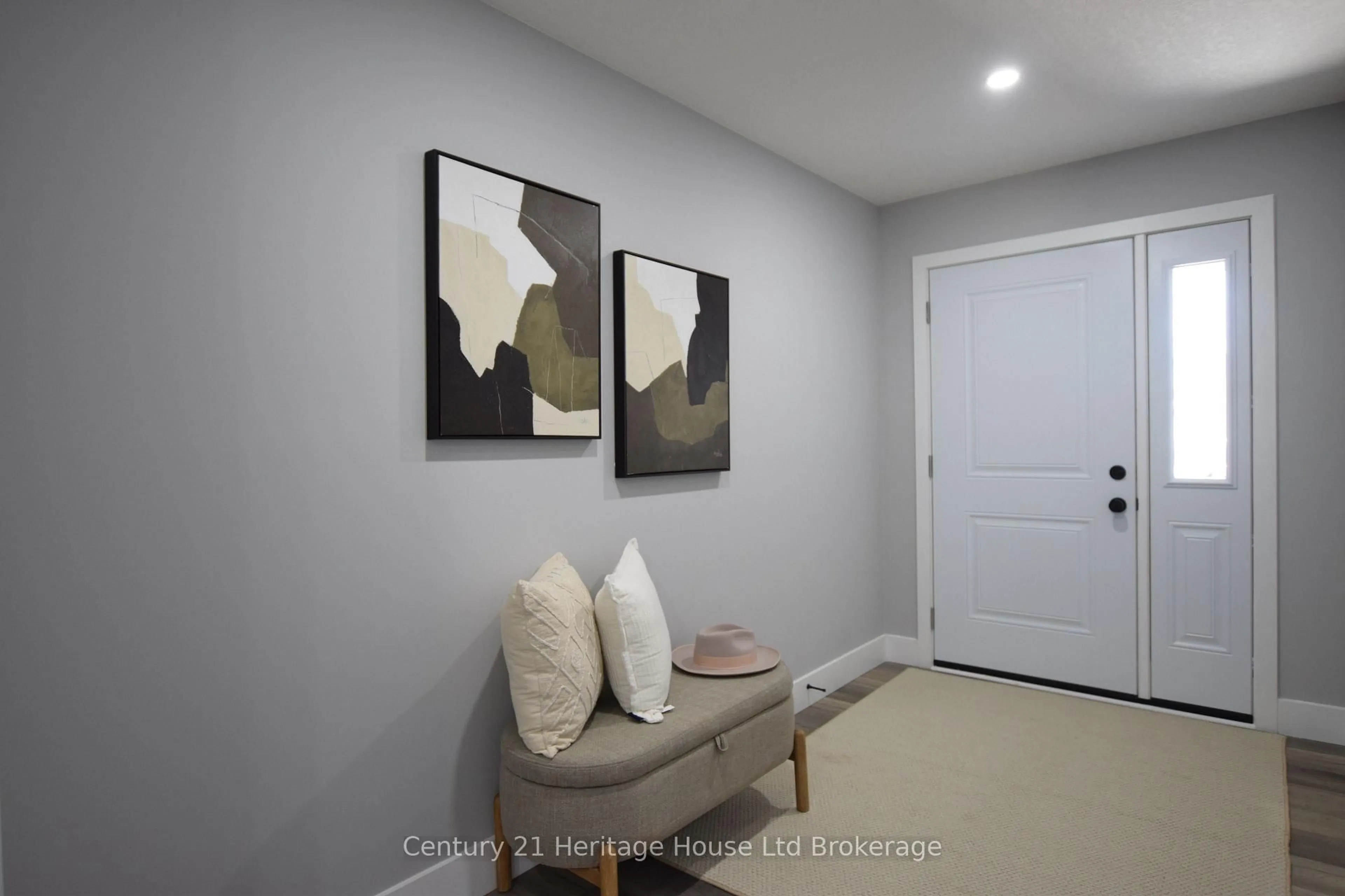 Indoor entryway for 303 Simcoe St, Woodstock Ontario N4S 1J1