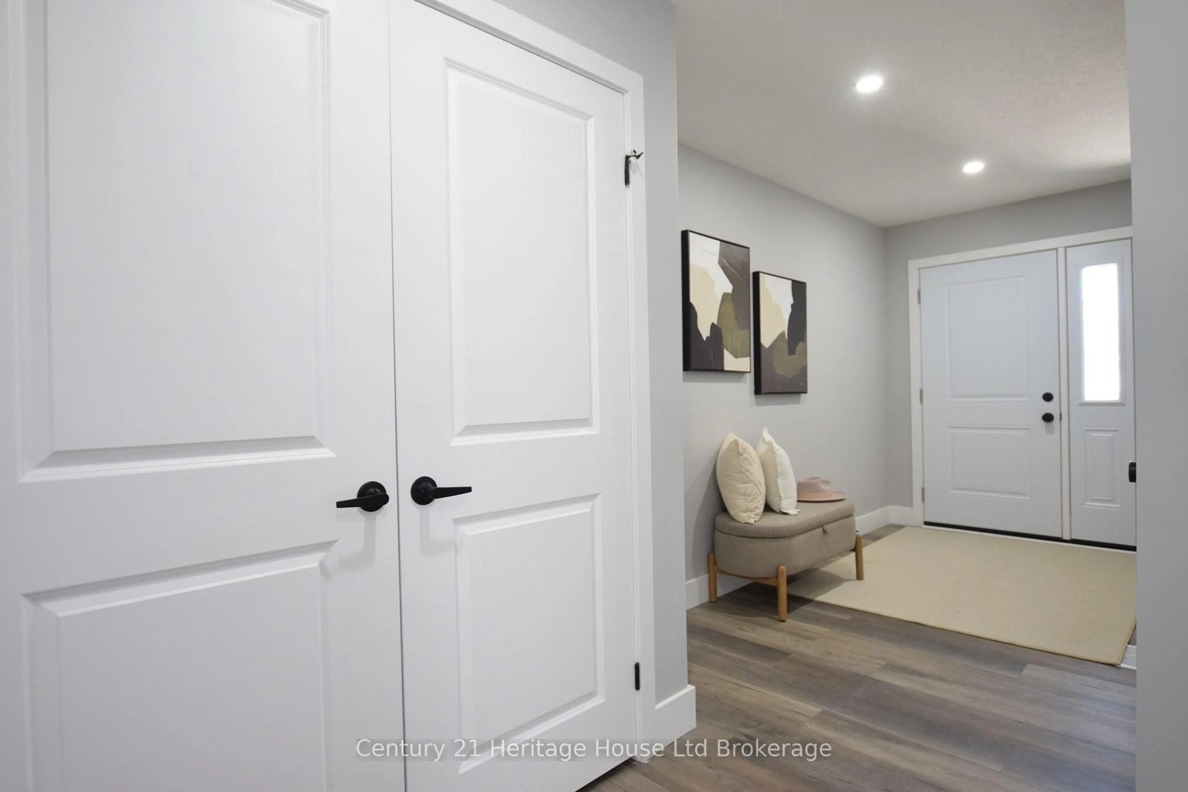 Indoor entryway for 303 Simcoe St, Woodstock Ontario N4S 1J1