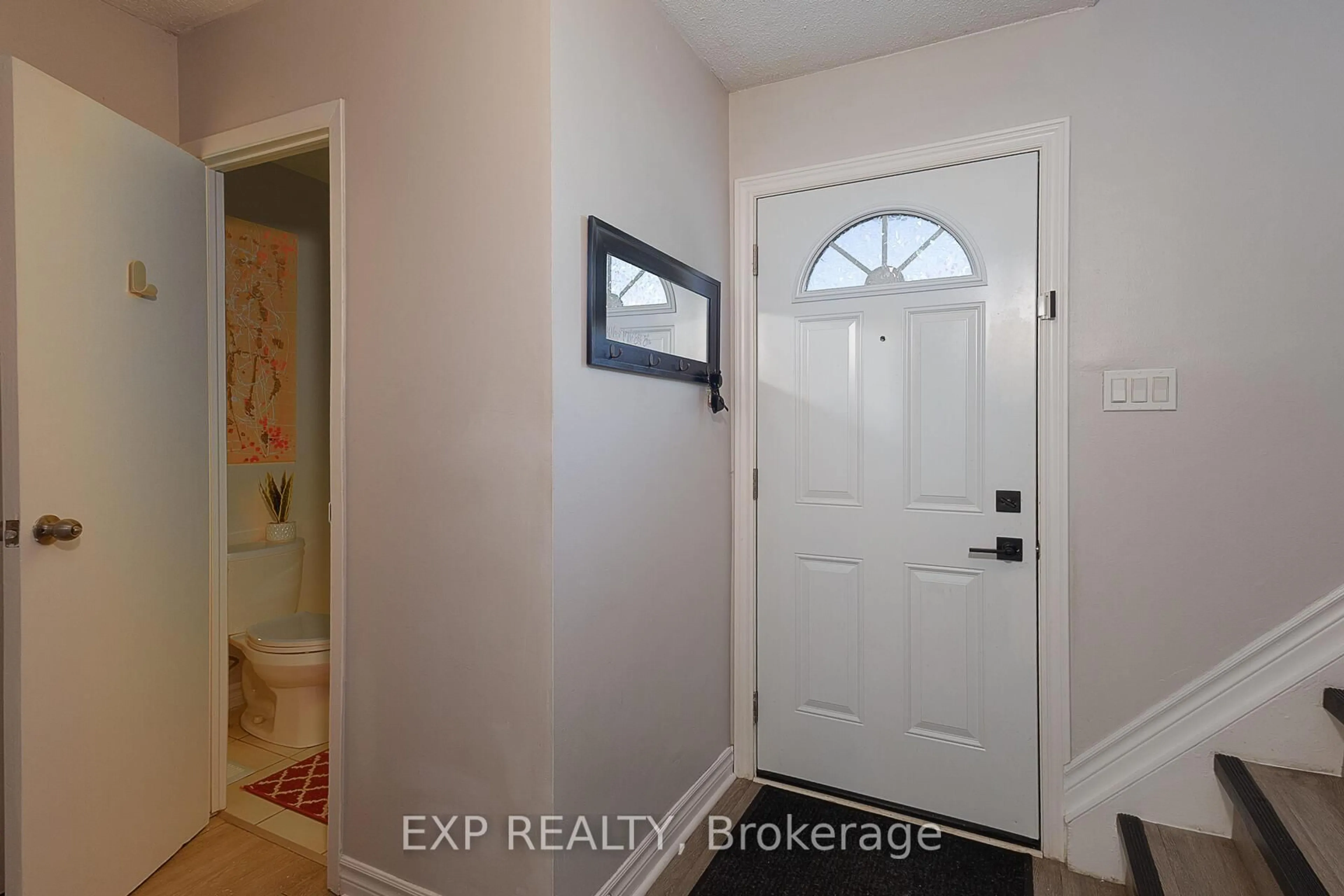 Indoor entryway for 881 Southdale Rd #0, London South Ontario N6E 1V7