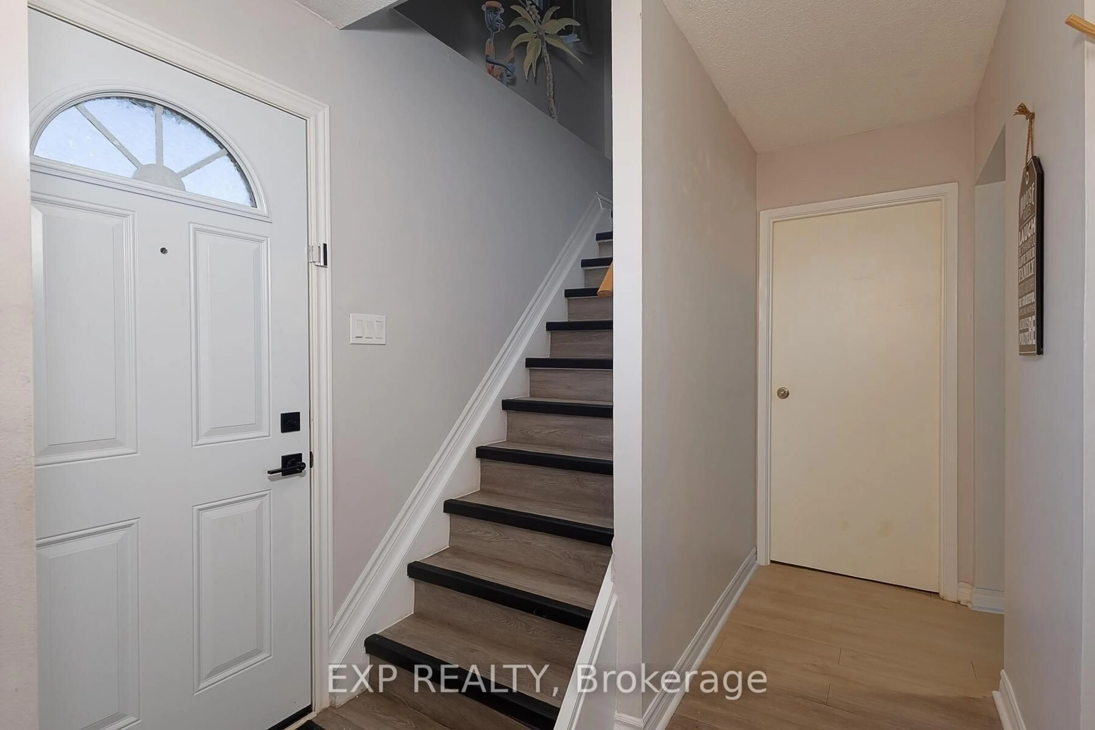 Indoor entryway for 881 Southdale Rd #0, London South Ontario N6E 1V7