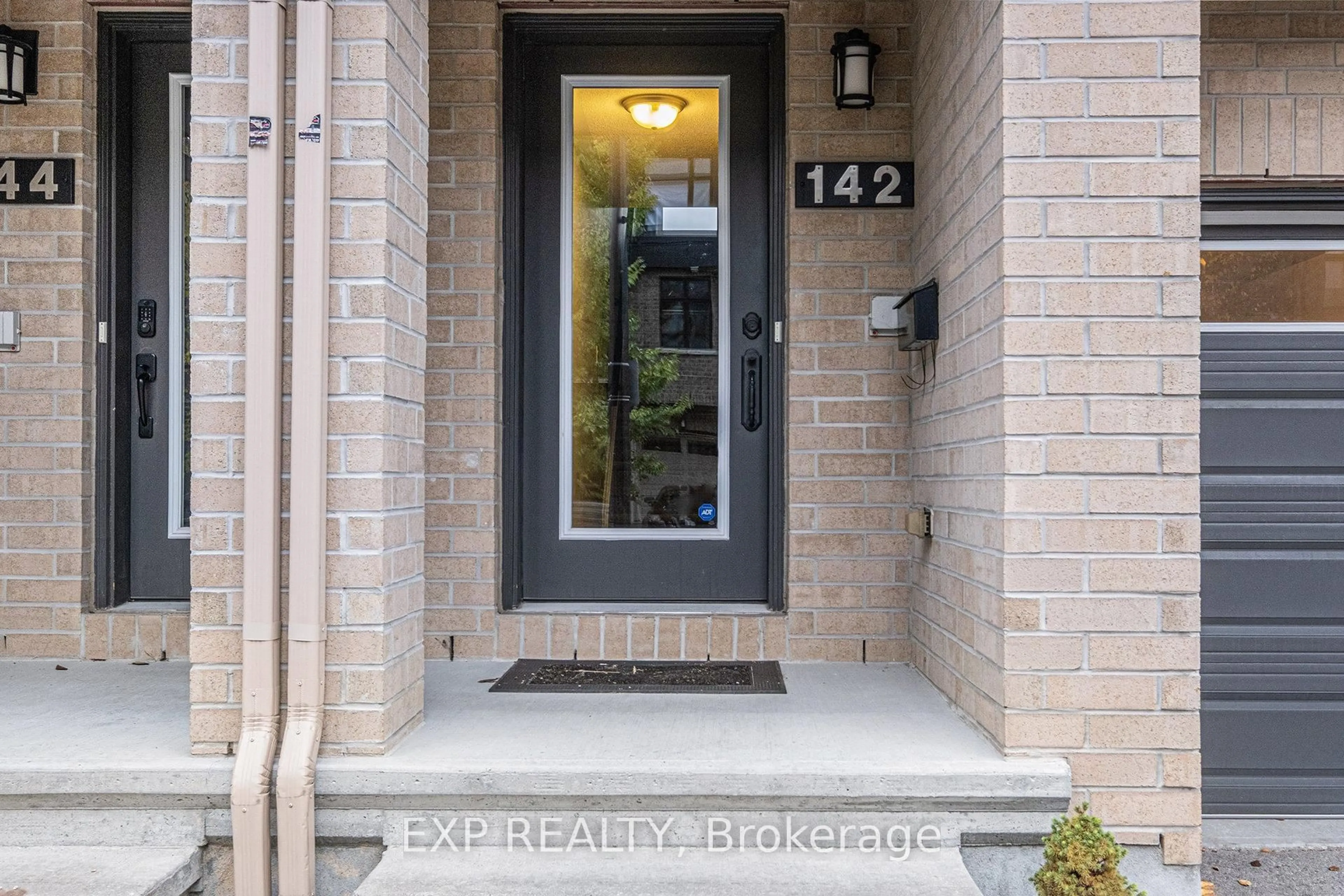 Indoor entryway for 142 Wild Senna Way, Ottawa Ontario K2J 5Z7