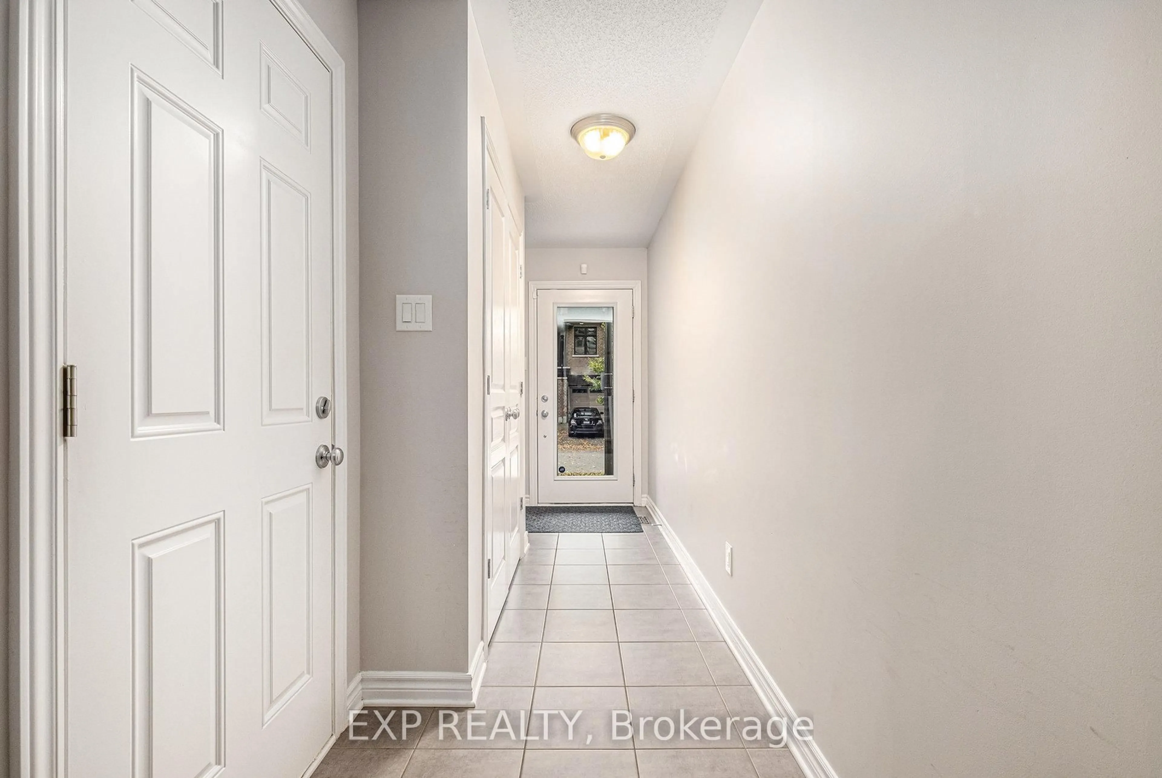 Indoor entryway for 142 Wild Senna Way, Ottawa Ontario K2J 5Z7