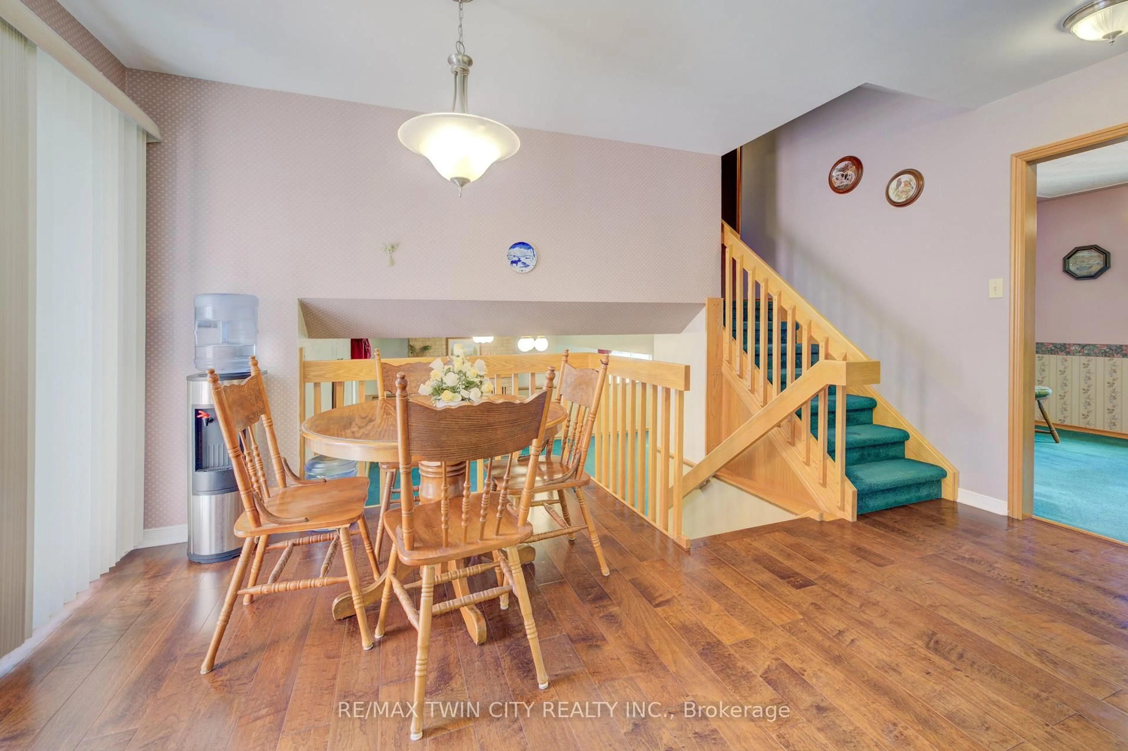 Dining room, wood/laminate floor for 489 Northlake Dr, Waterloo Ontario N2V 1V5