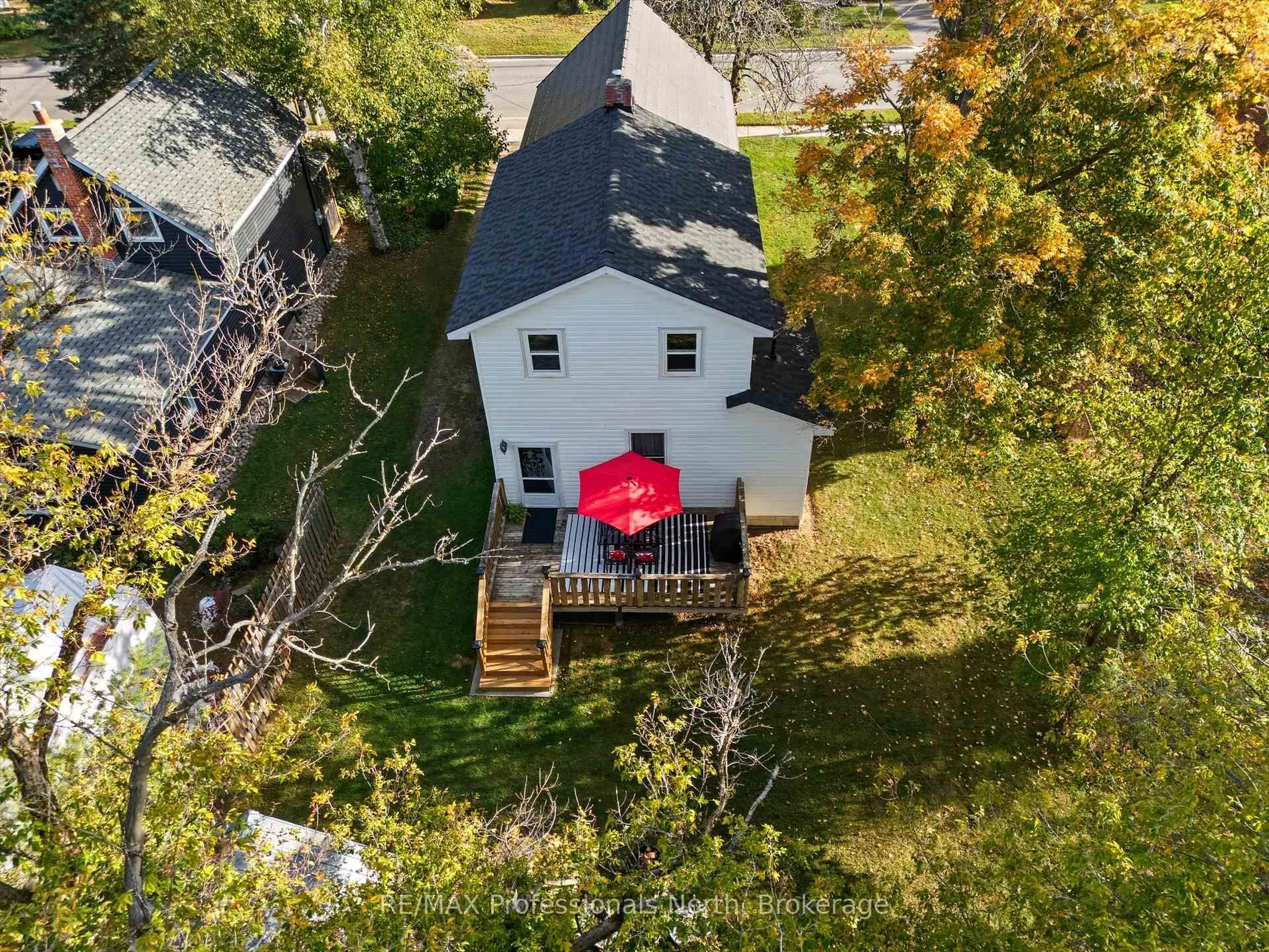 A pic from outside/outdoor area/front of a property/back of a property/a pic from drone, building for 197 DILL St, Bracebridge Ontario P1L 1E6