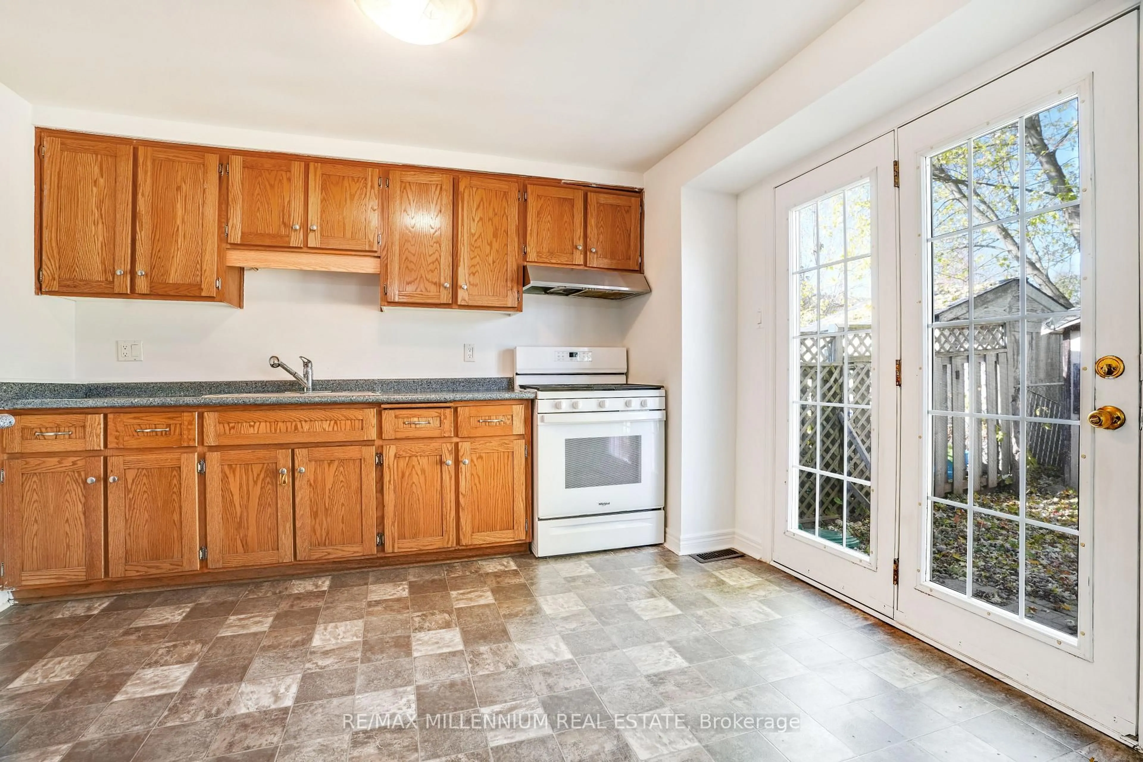 Standard kitchen, ceramic/tile floor for 349 Strathallan St, Centre Wellington Ontario N1M 3K7