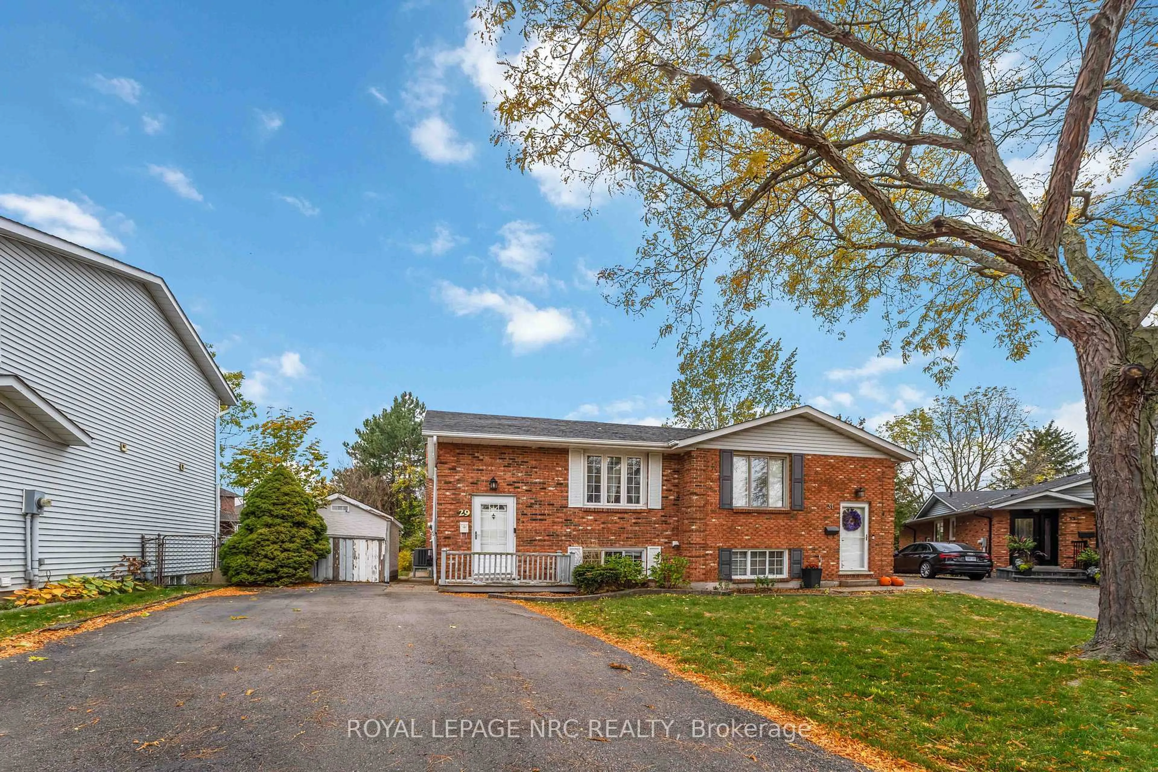 Home with brick exterior material, street for 29 Heritage Crt, St. Catharines Ontario L2S 3H8