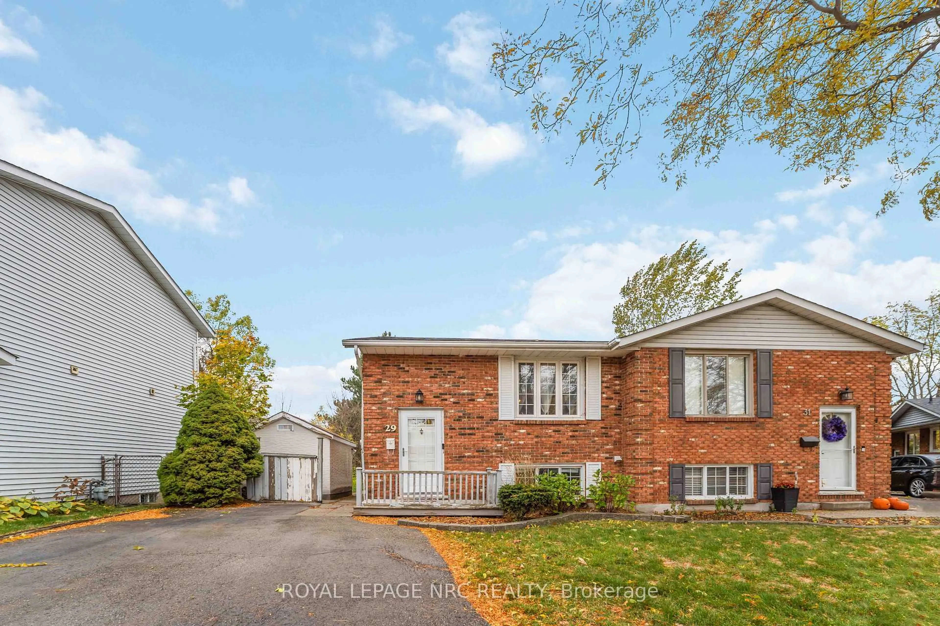 Home with brick exterior material, street for 29 Heritage Crt, St. Catharines Ontario L2S 3H8