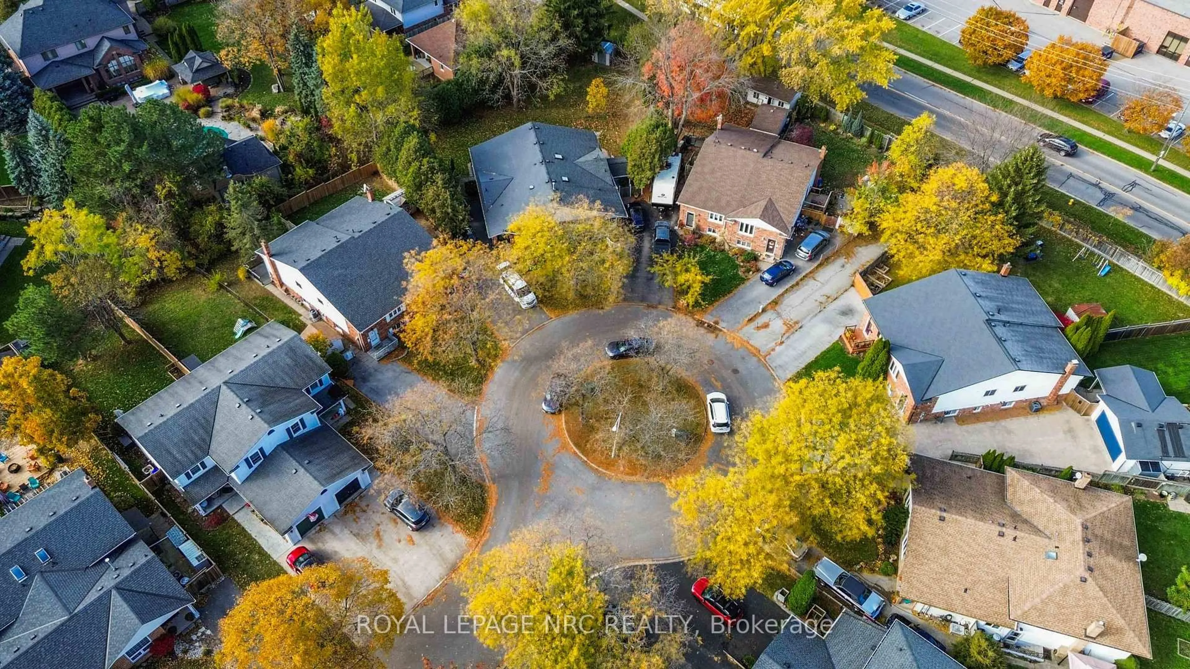 A pic from outside/outdoor area/front of a property/back of a property/a pic from drone, street for 29 Heritage Crt, St. Catharines Ontario L2S 3H8