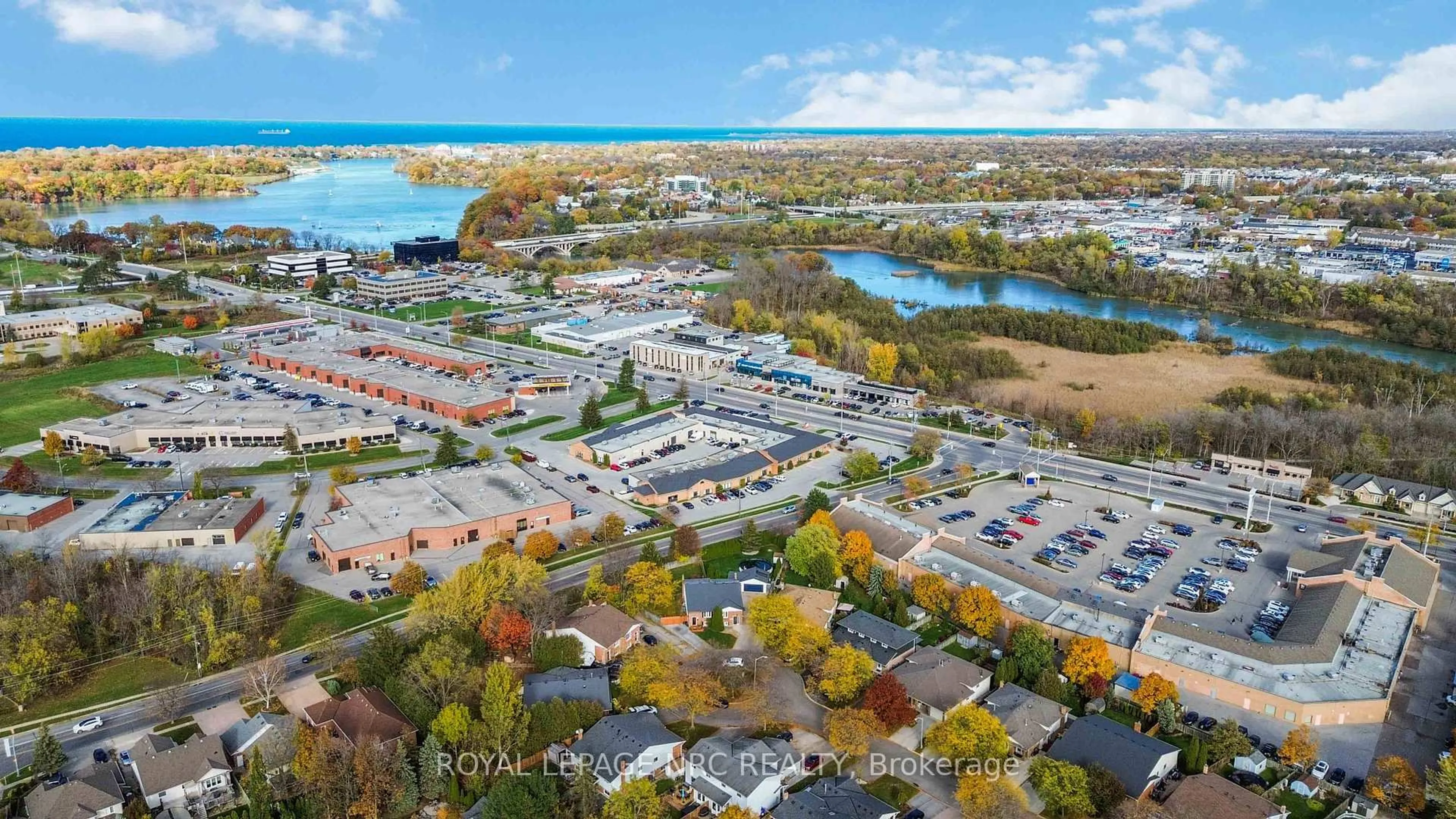A pic from outside/outdoor area/front of a property/back of a property/a pic from drone, water/lake/river/ocean view for 29 Heritage Crt, St. Catharines Ontario L2S 3H8